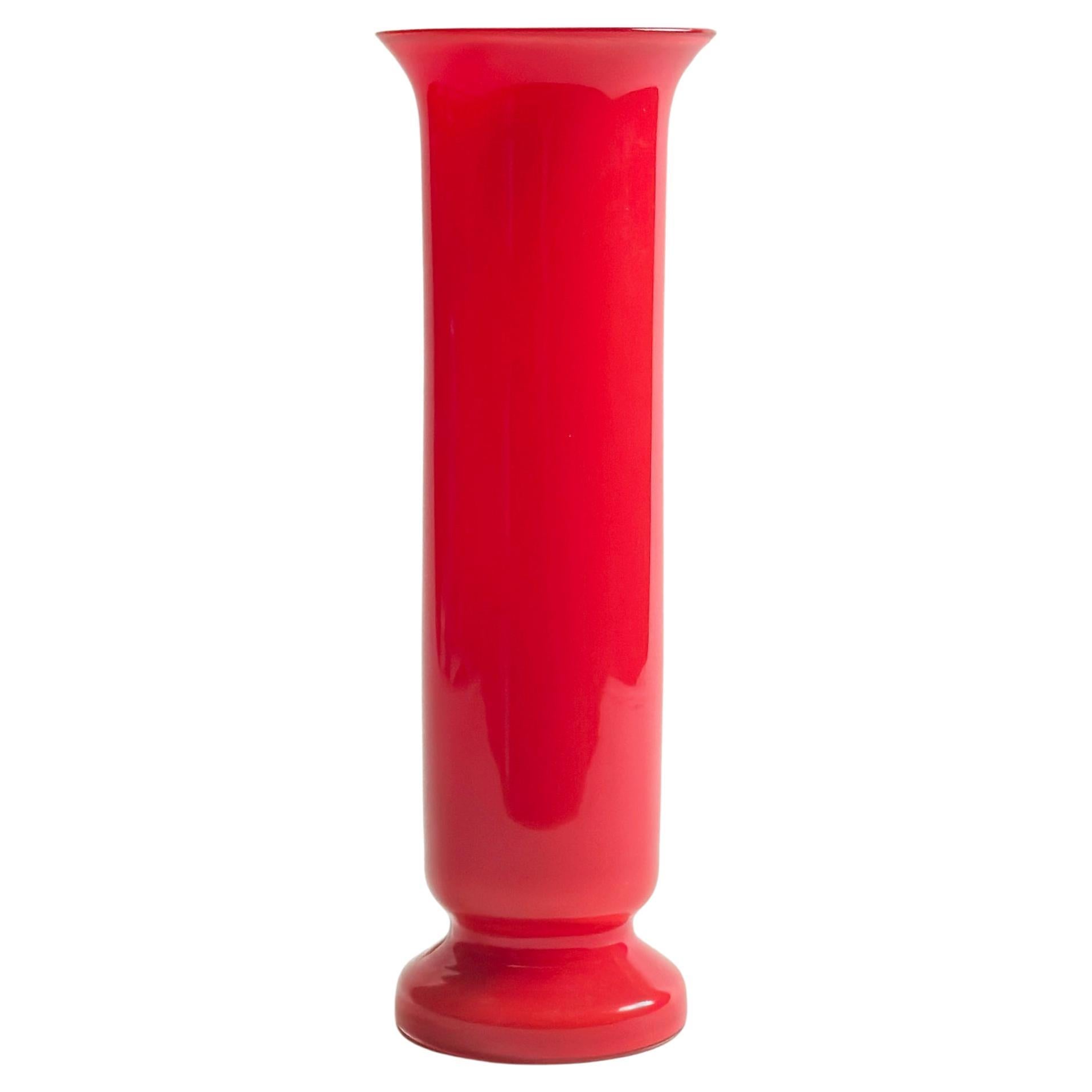 Jarrón de columna de vidrio estuchado rojo, Empoli, Italia, hacia la década de 1970