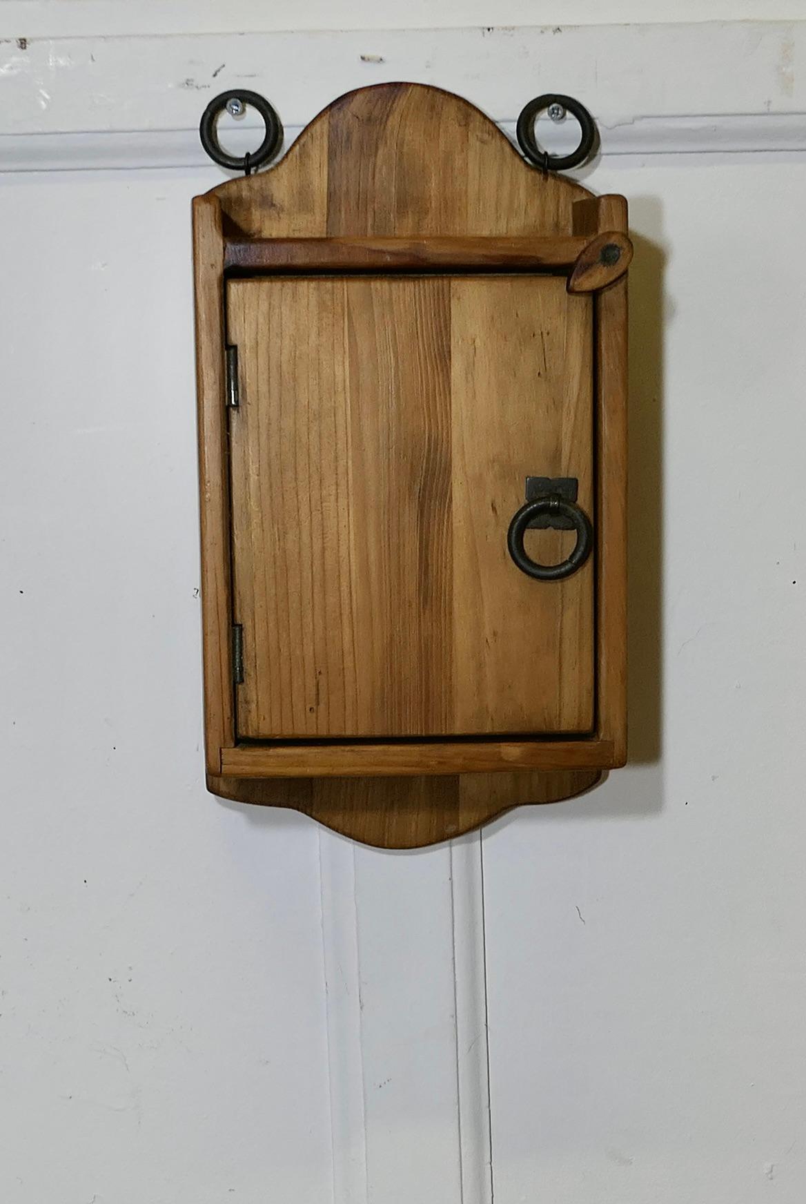 Armoire à clés de cèdre rouge 

A  bonne Armoire à clés robuste avec 10 crochets à clés à l'intérieur, l'armoire peut être accrochée au mur
L'armoire est en bon état,  il mesure 15