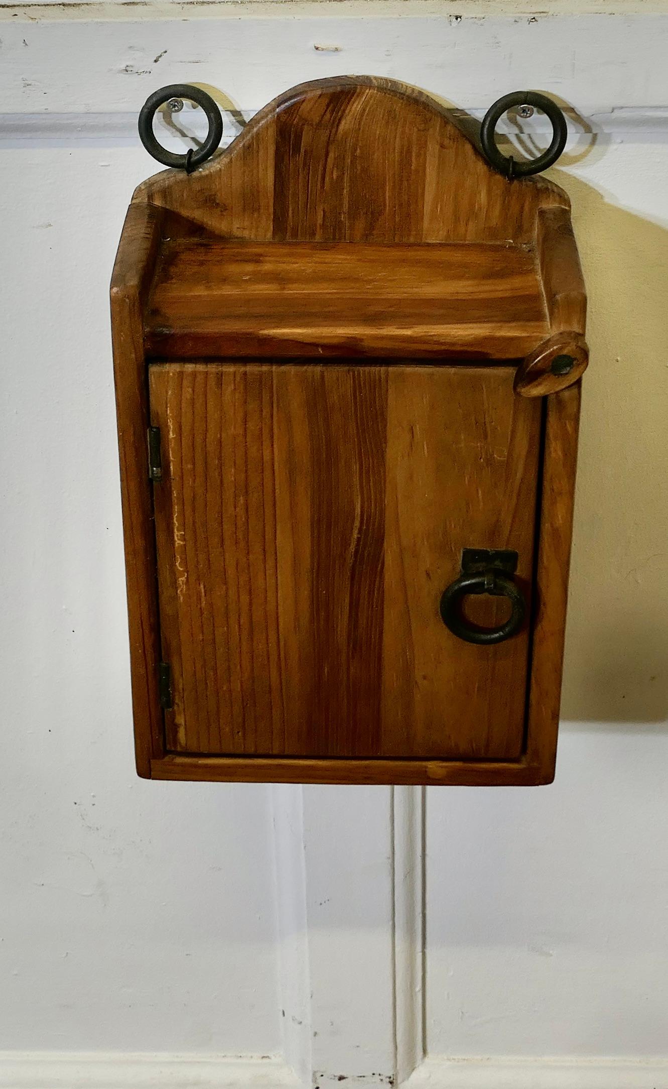 Rustique Armoire à clés de cèdre rouge   A  Armoire à clés robuste avec 10 crochets à l'intérieur, t en vente