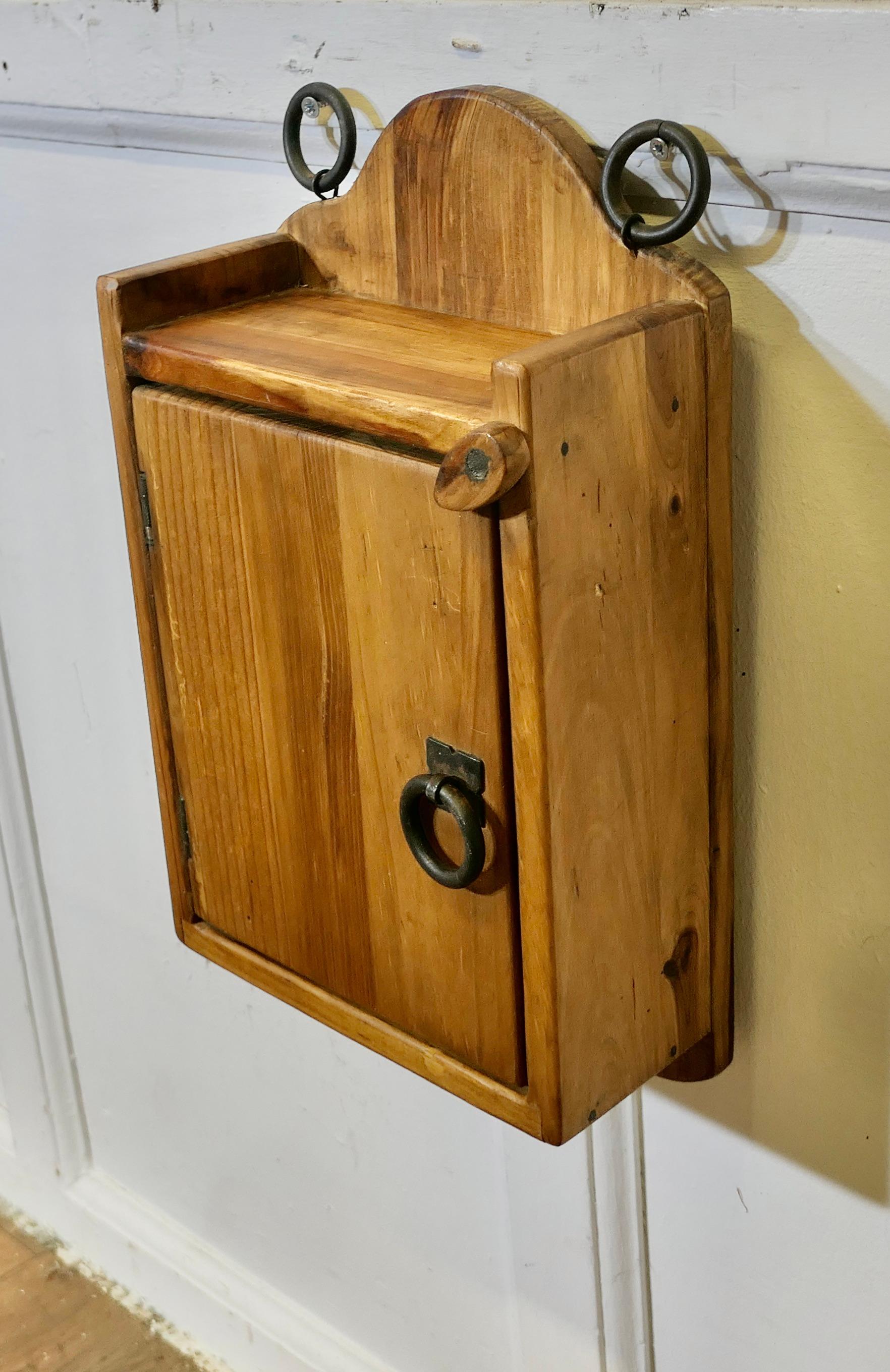 Armoire à clés de cèdre rouge   A  Armoire à clés robuste avec 10 crochets à l'intérieur, t Bon état - En vente à Godshill, Isle of Wight