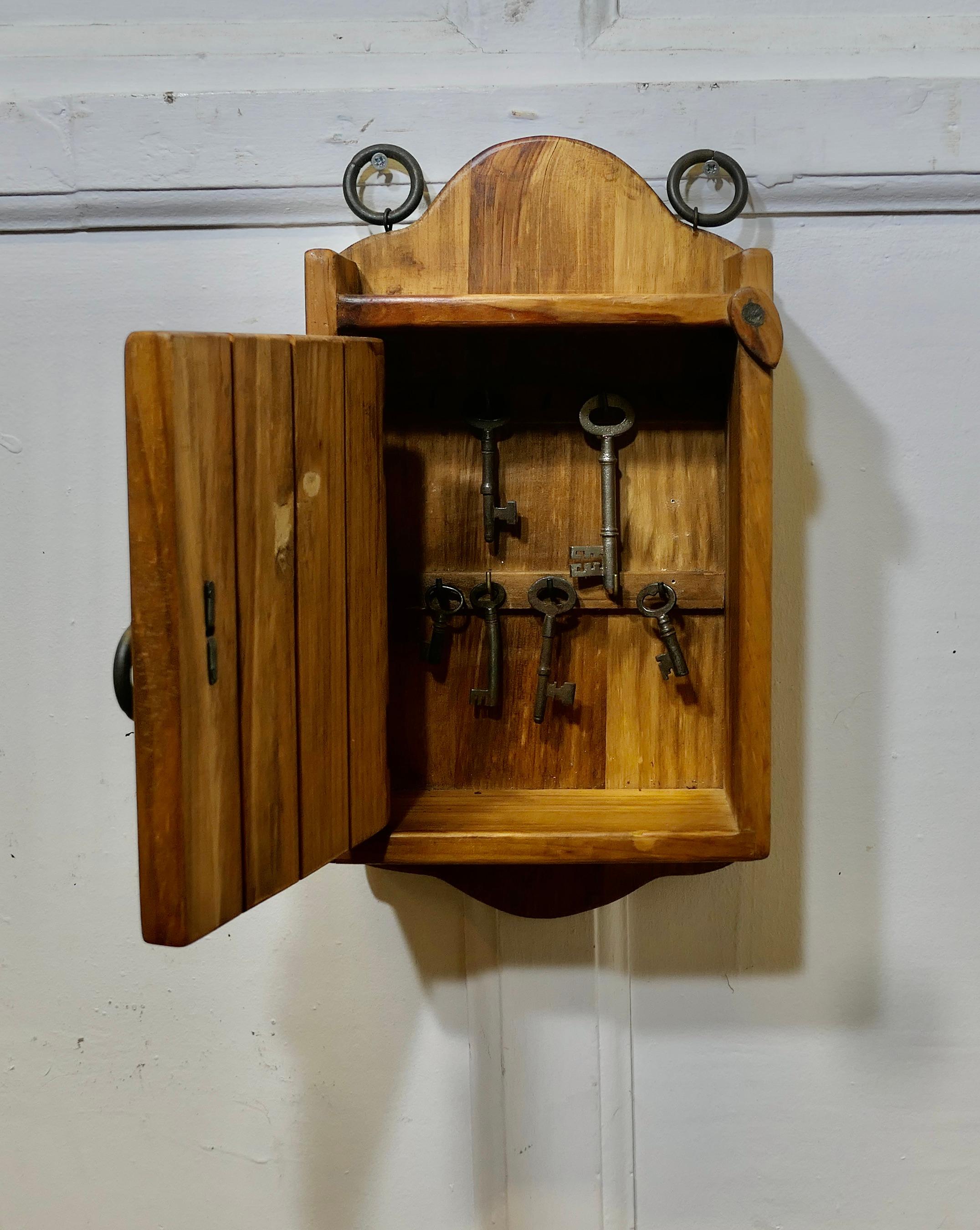 Cèdre Armoire à clés de cèdre rouge   A  Armoire à clés robuste avec 10 crochets à l'intérieur, t en vente