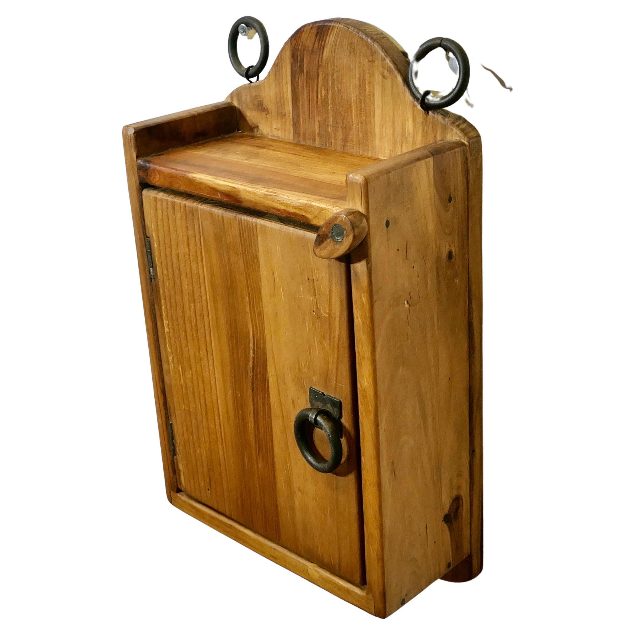 Armoire à clés de cèdre rouge   A  Armoire à clés robuste avec 10 crochets à l'intérieur, t en vente
