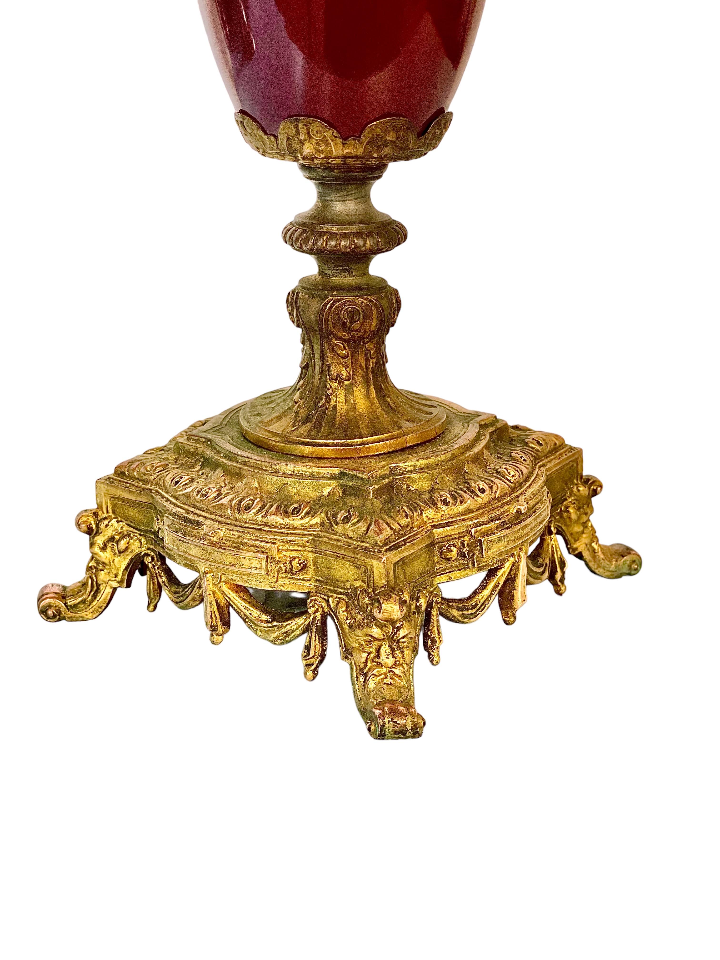 Bronze  Urne à aiguière ancienne en céramique rouge et bronze doré en vente