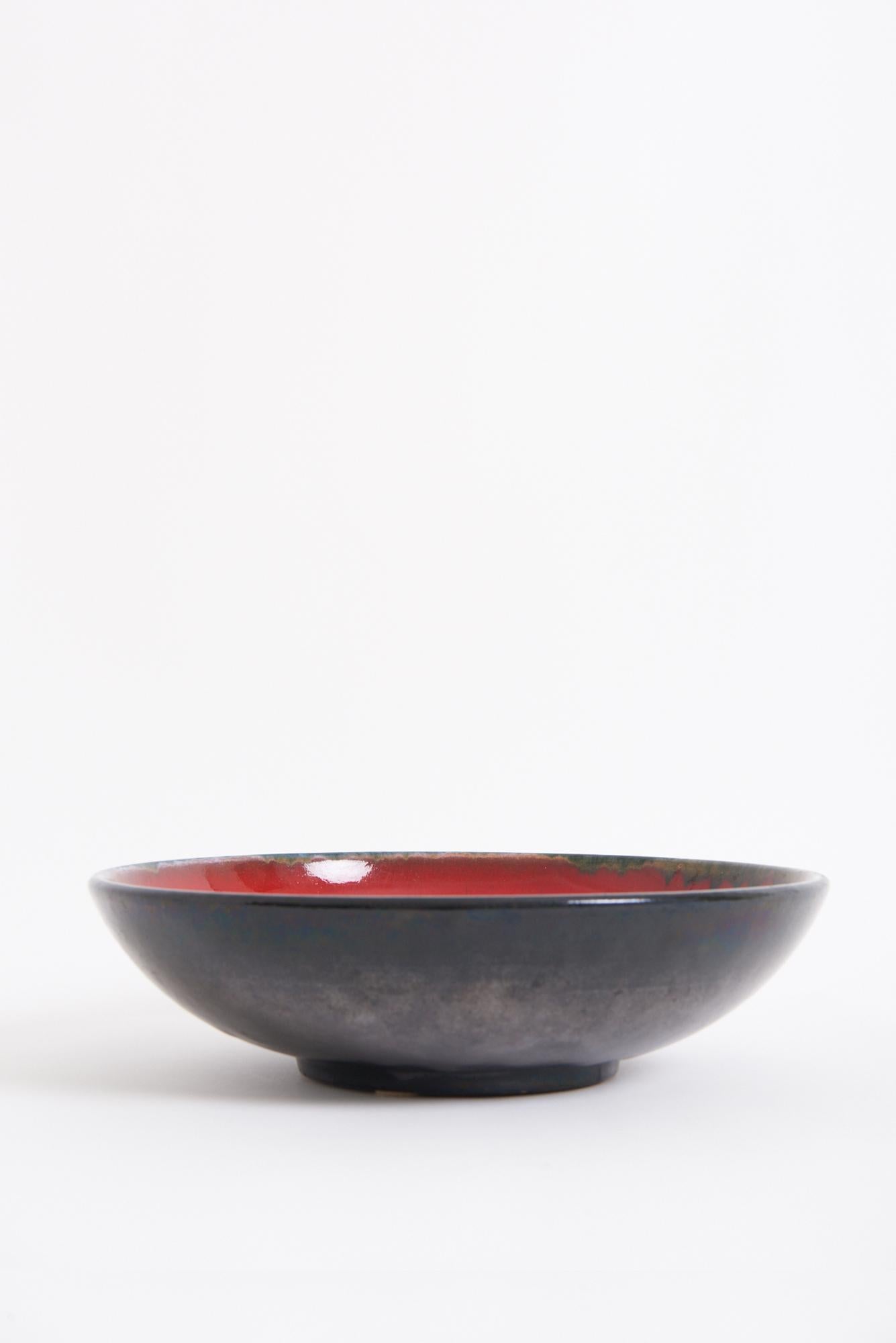 Un grand bol rouge d'Alice Sordet-Bonifas - alias LIFA (1902-1975).
Signé.
France ou Suisse, milieu du 20e siècle
