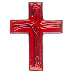 Croix en céramique rouge avec figure du Christ, pièce de collection moderniste d'Europe du Nord