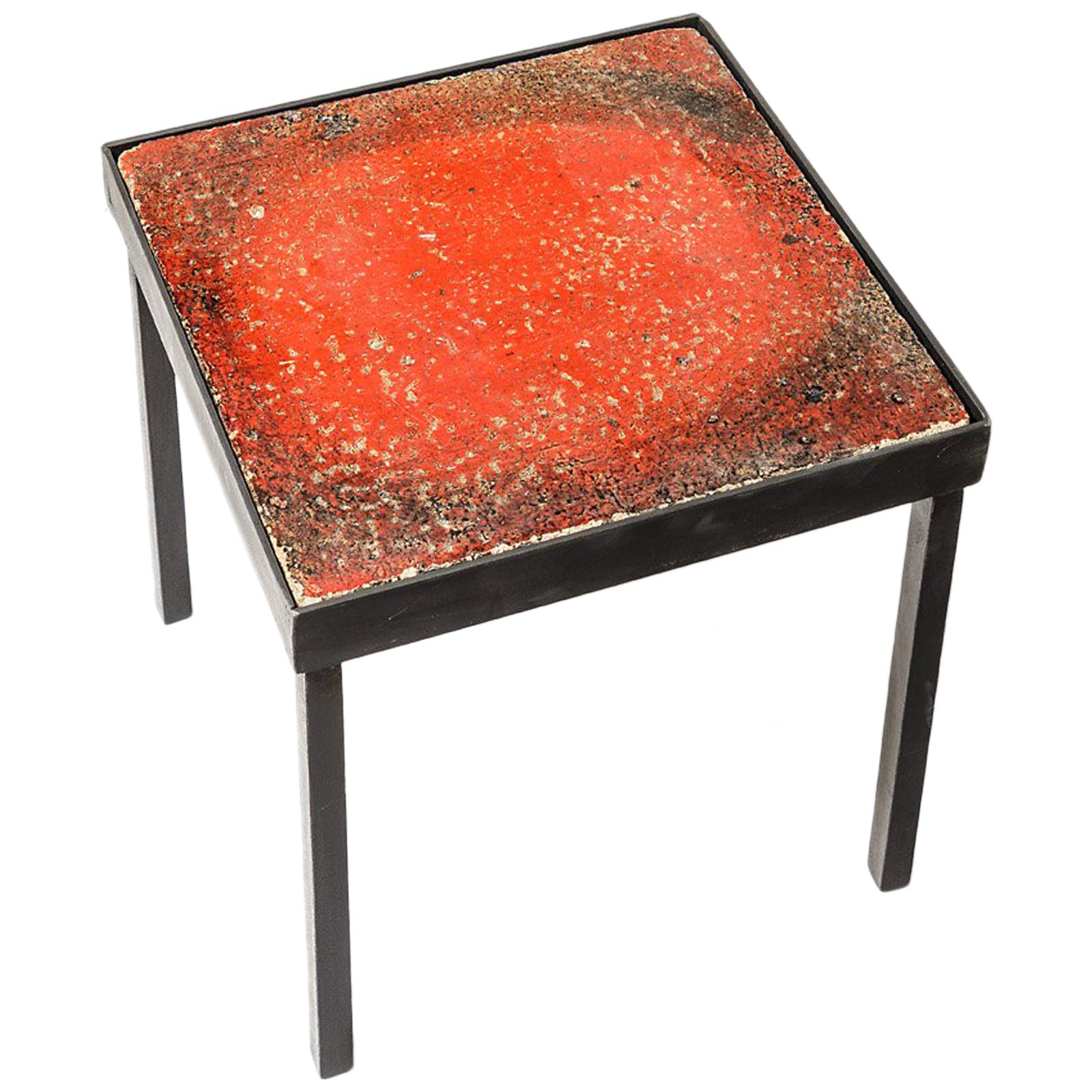 Table basse ou table de canapé en céramique rouge circa 1950 Production française