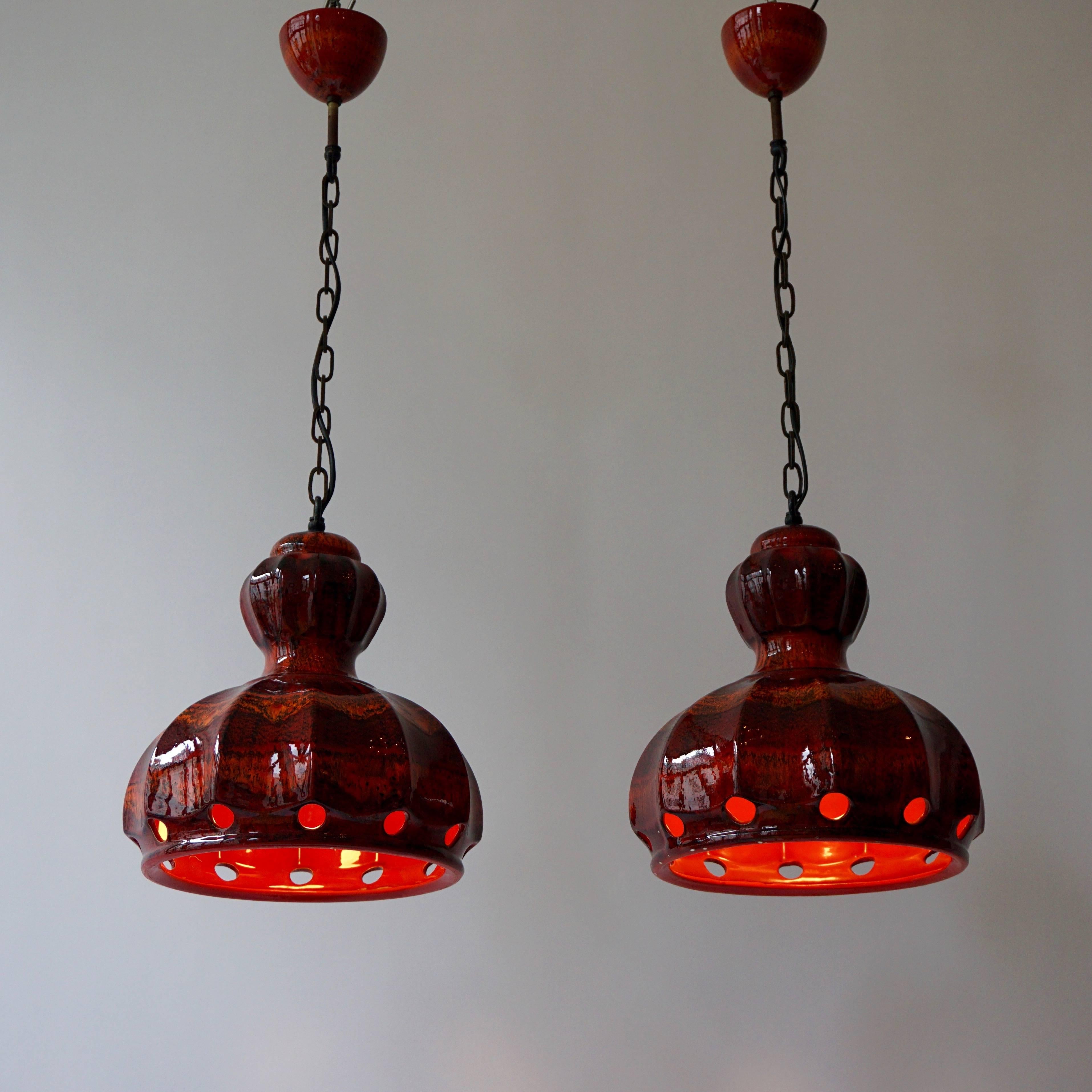 Two ceramic pendant lights.
Total height with chain is 80 cm.