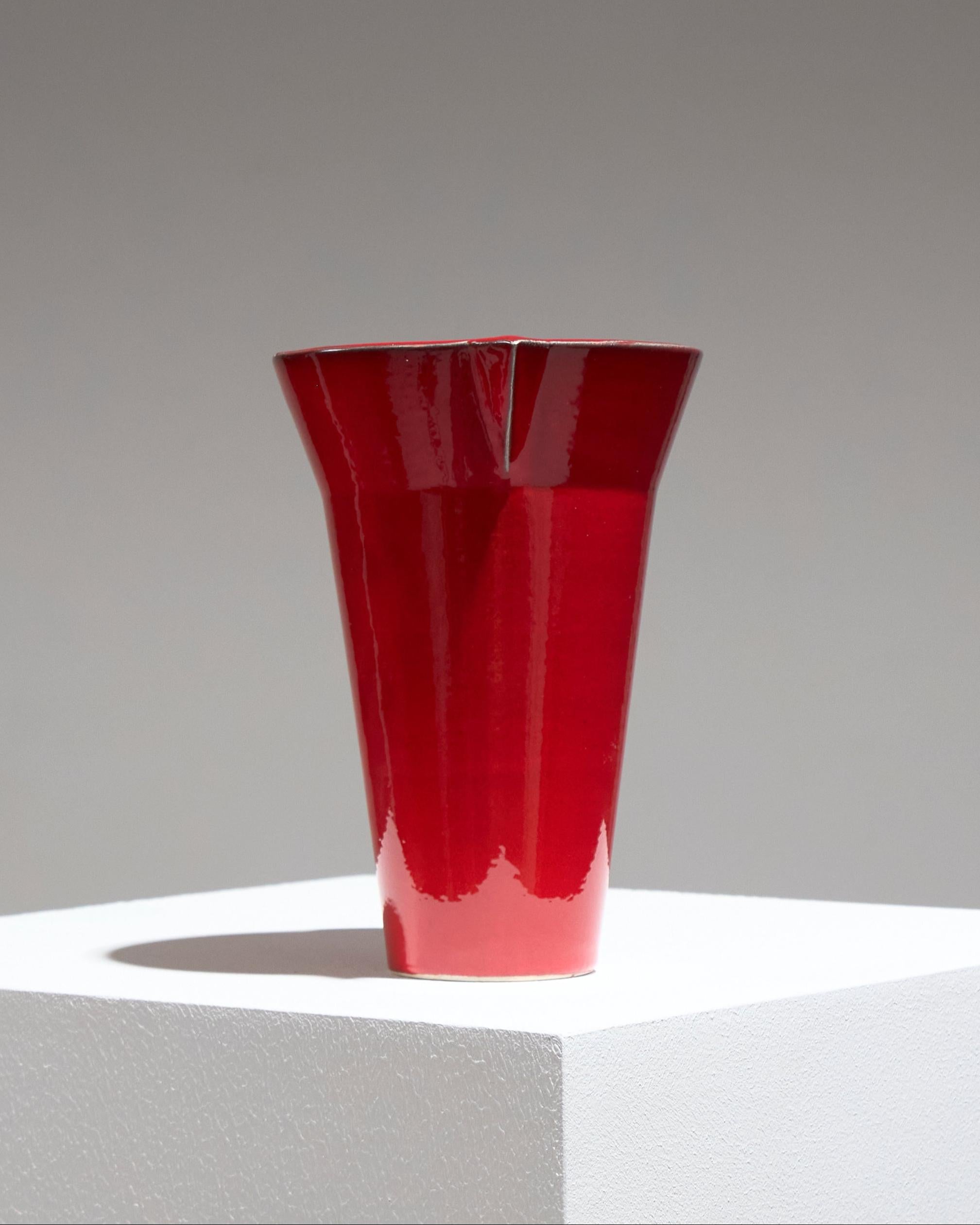 Red Ceramic Pitcher, Olivier Gagnère, Vallauris, 1990s Posmoderno en venta
