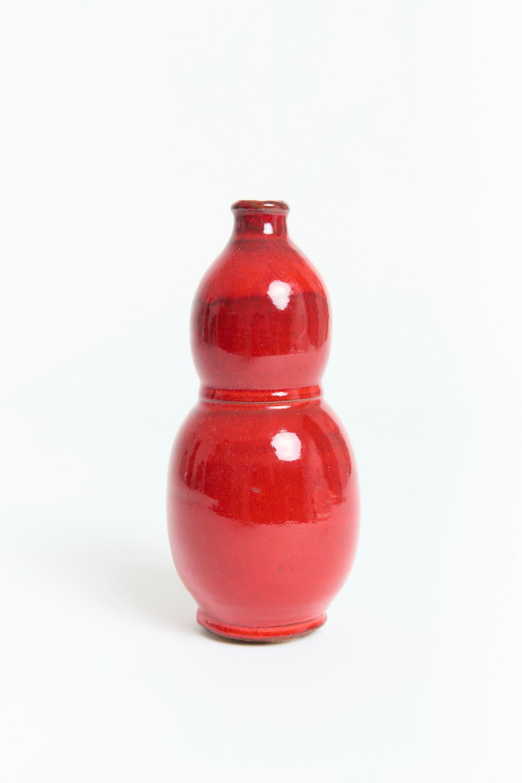 Un jarrón rojo de cerámica en forma de doble calabaza
Francia, mediados del siglo XX
