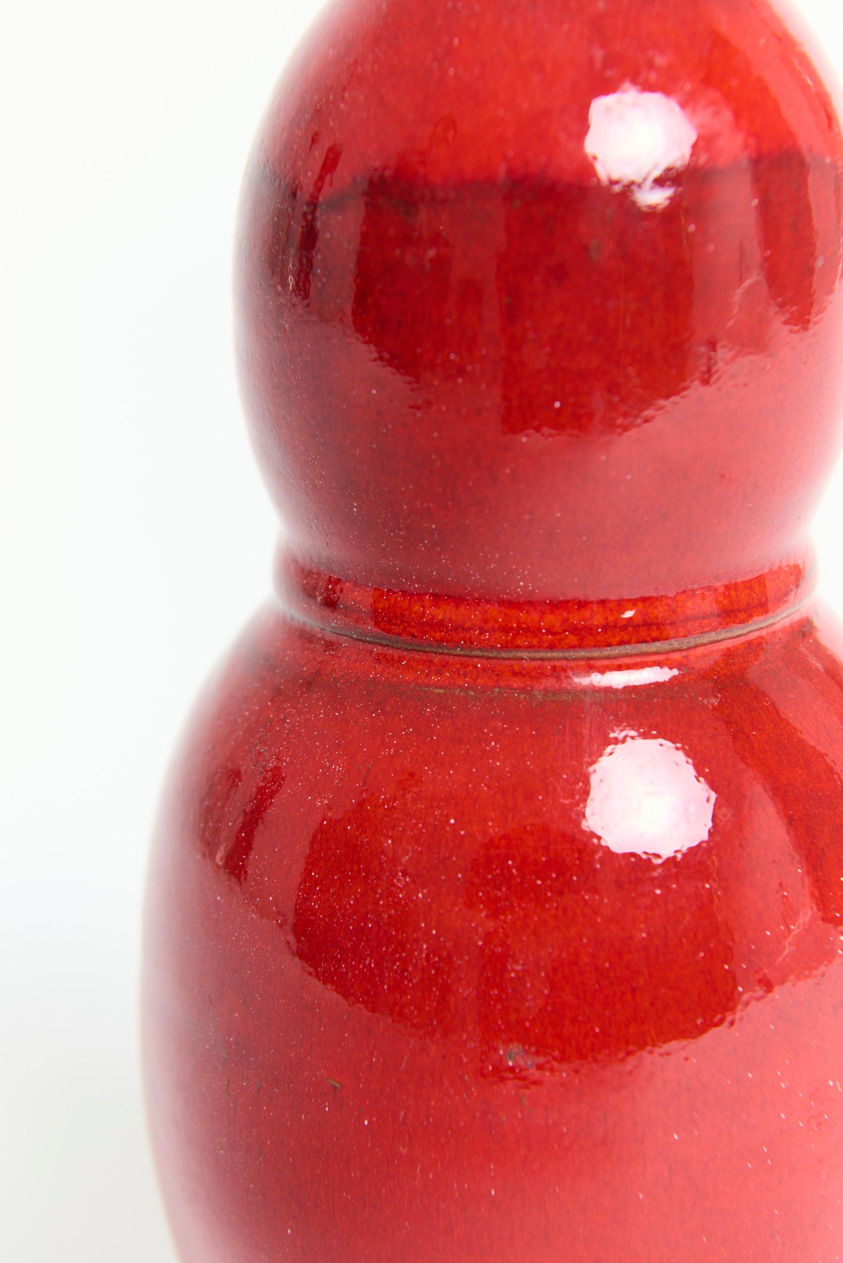 Jarrón de cerámica rojo Moderno de mediados de siglo en venta