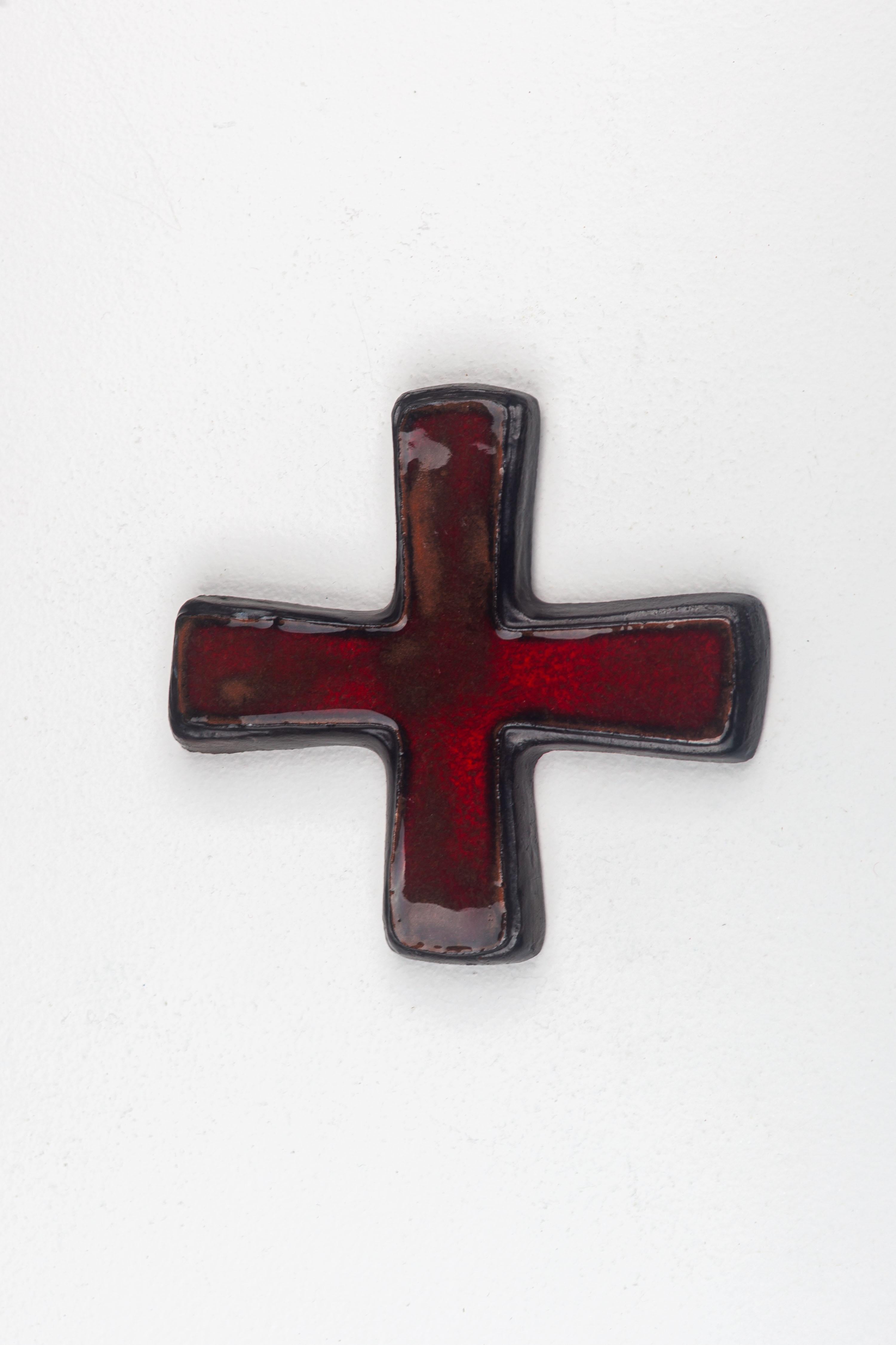 Red ceramic wall cross handmade in Europe In Good Condition For Sale In Chicago, IL