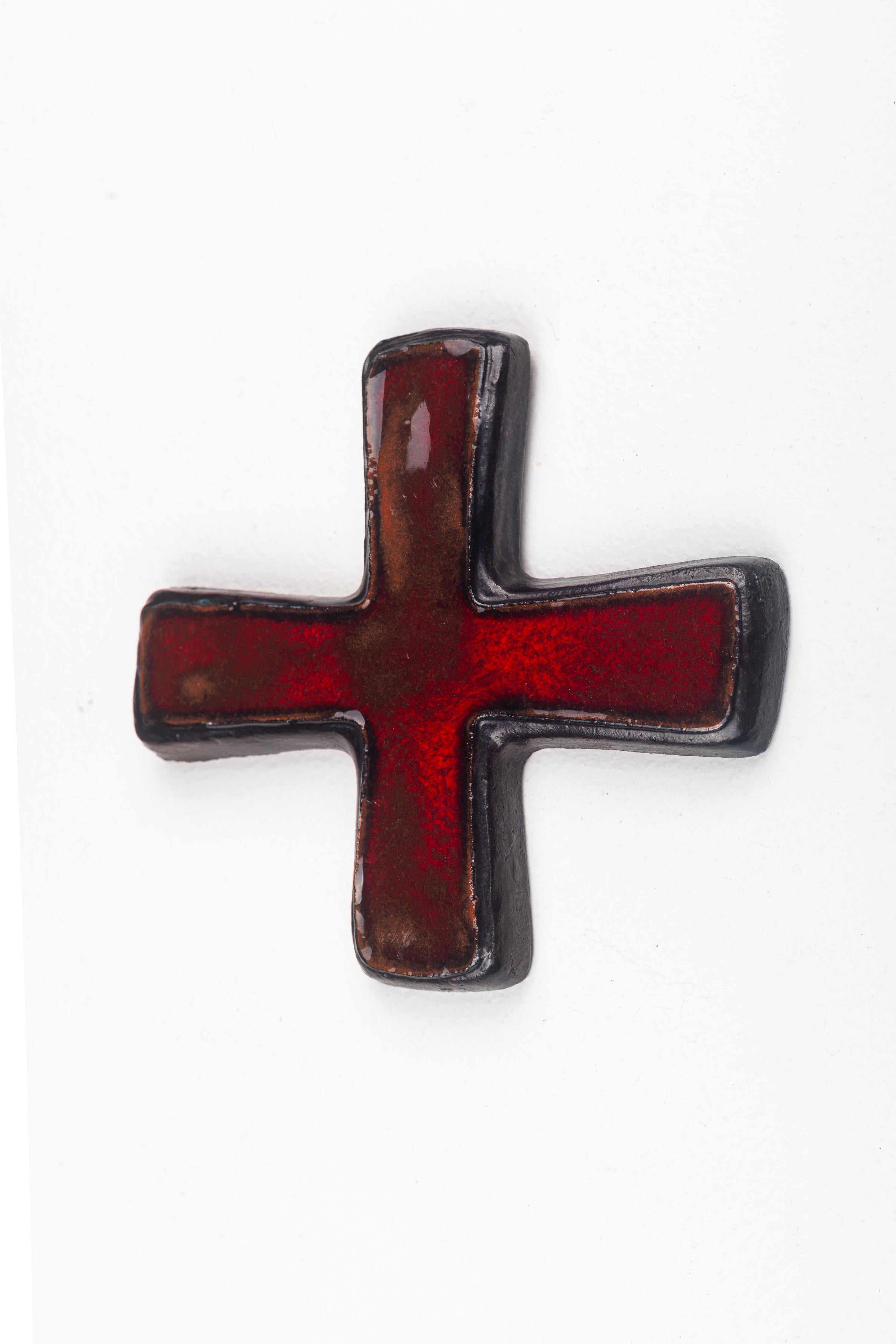 Red ceramic wall cross handmade in Europe For Sale 2