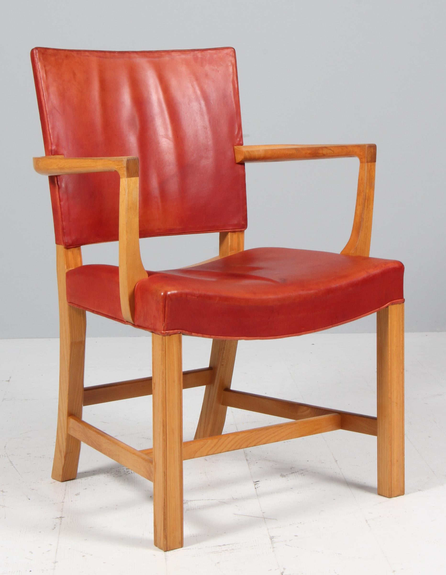 Large armchair in elm and original patinated leather. Kaare Klint for Rud Rasmussen cabinet makes in the 1929. Made in Denmark. 

