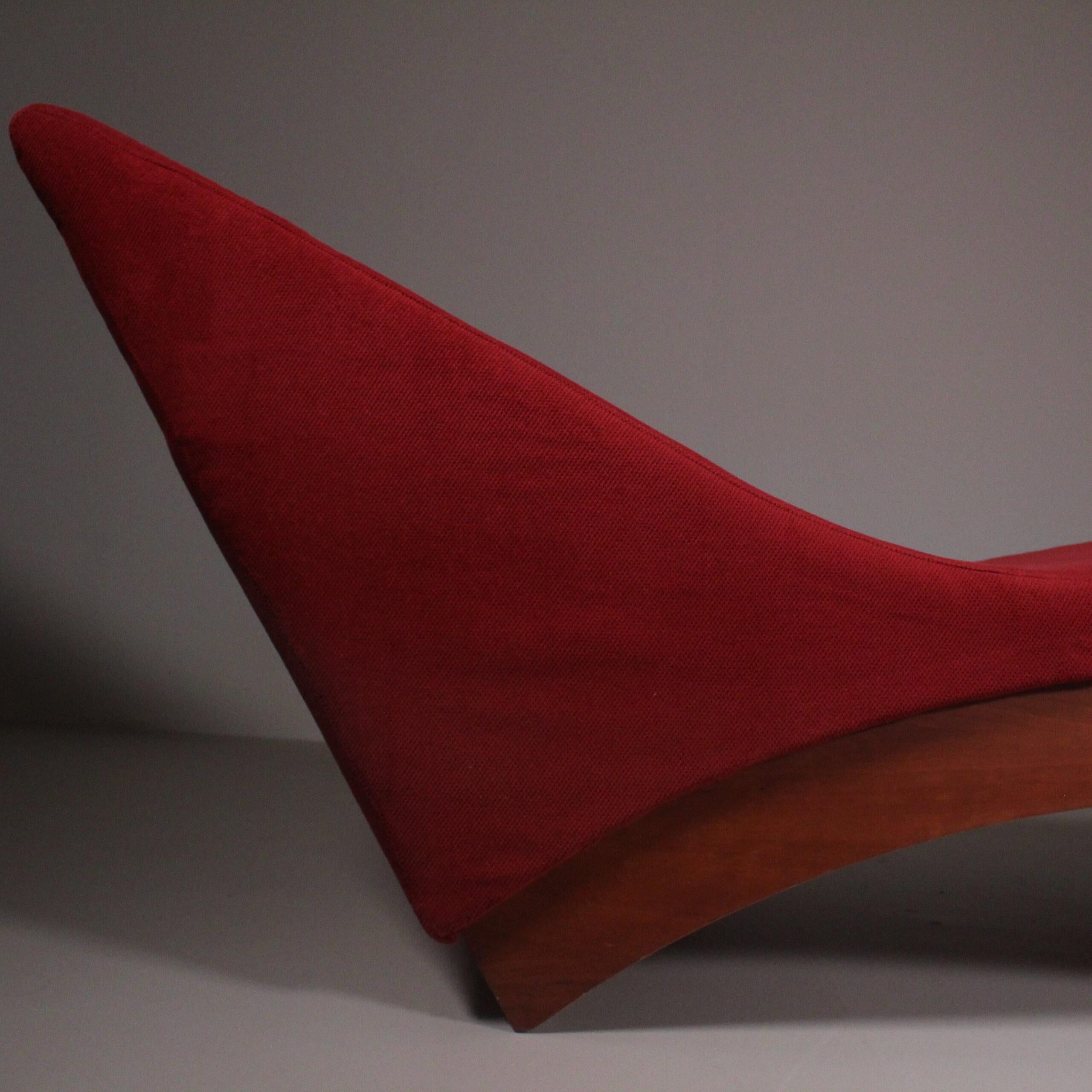 Red chaise longue, wood and fabric, 1970s In Good Condition For Sale In Milano, Lombardia