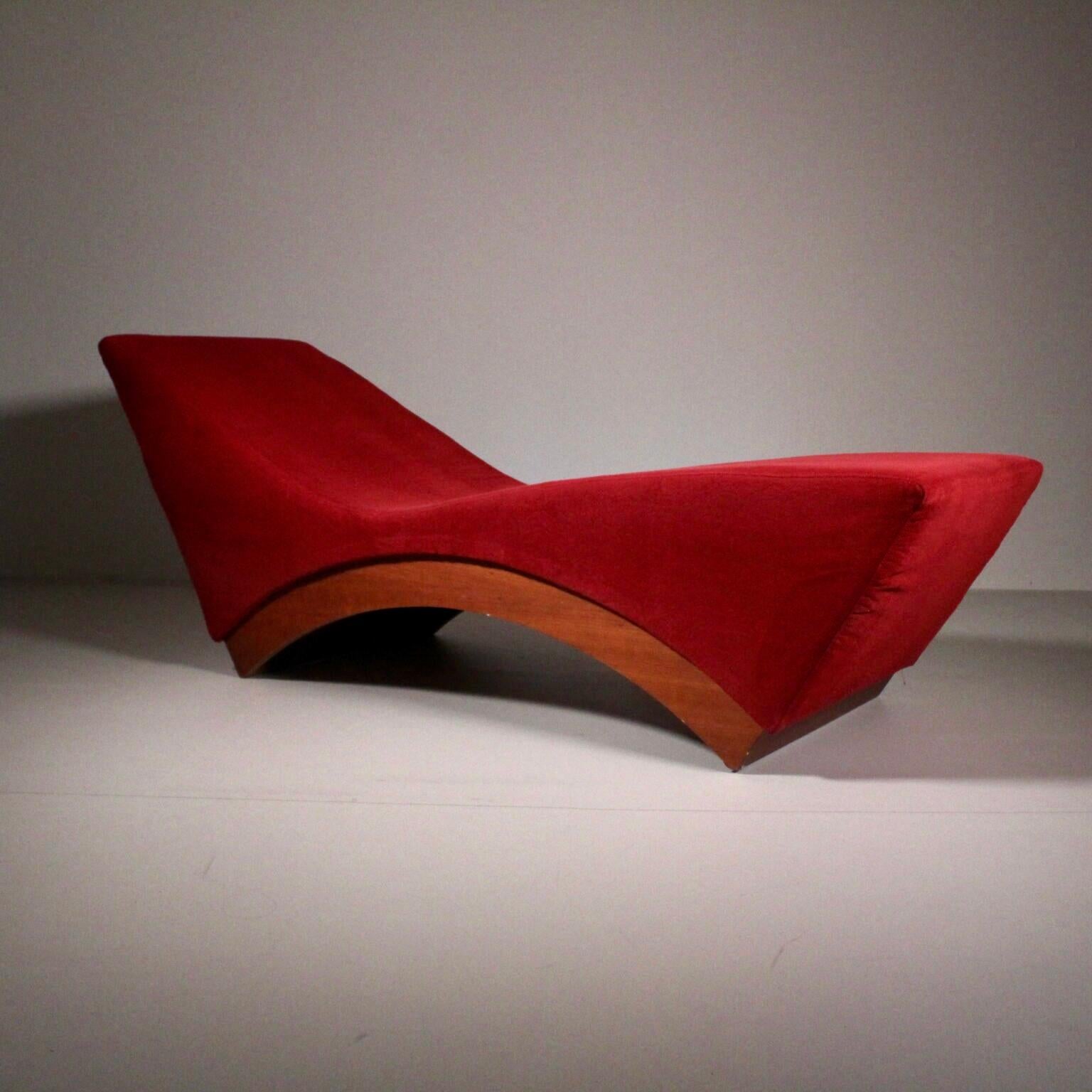 Late 20th Century Red chaise longue, wood and fabric, 1970s For Sale