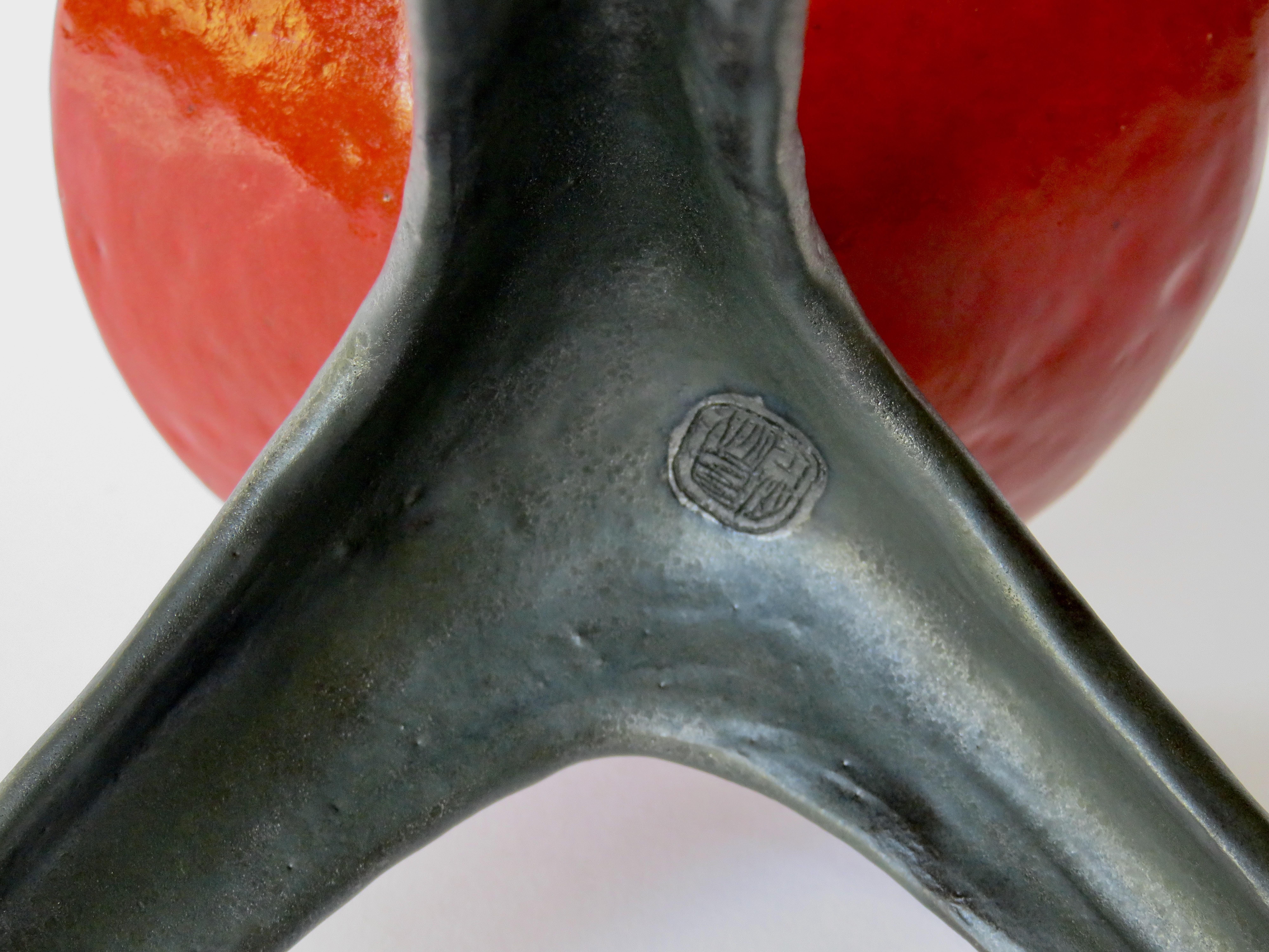 Chalice rouge sur pieds tripodes noirs, céramique et grès fabriqués à la main en vente 3