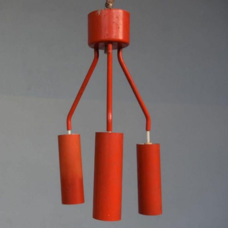 lustre rouge des années 80 avec 3 lumières, hauteur 43 cm pour un diamètre de 23 cm.

Informations complémentaires :
Matériau : Tôle
Style : Italie.