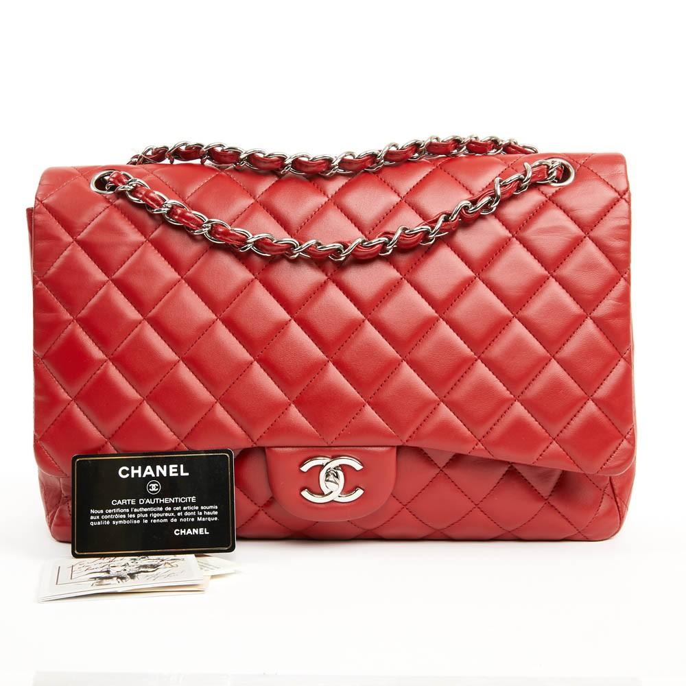 Gorgeous single classic flap jumbo in red leather and silver-tone hardware, a classic CC turn-lock closure and a patch pocket on the back face. Interior is lined with smooth tonal leather and includes one patch pocket and one zipper pocket. The bag