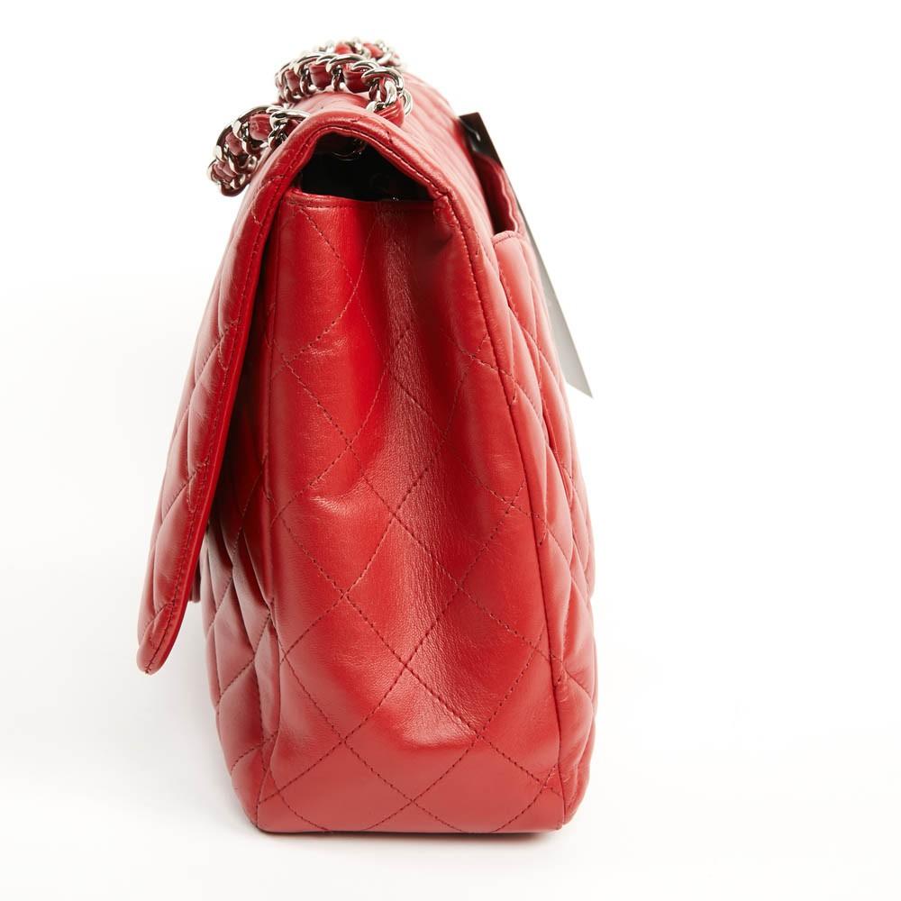 Chanel Jumbo sac à rabat simple rouge Bon état - En vente à Paris, FR