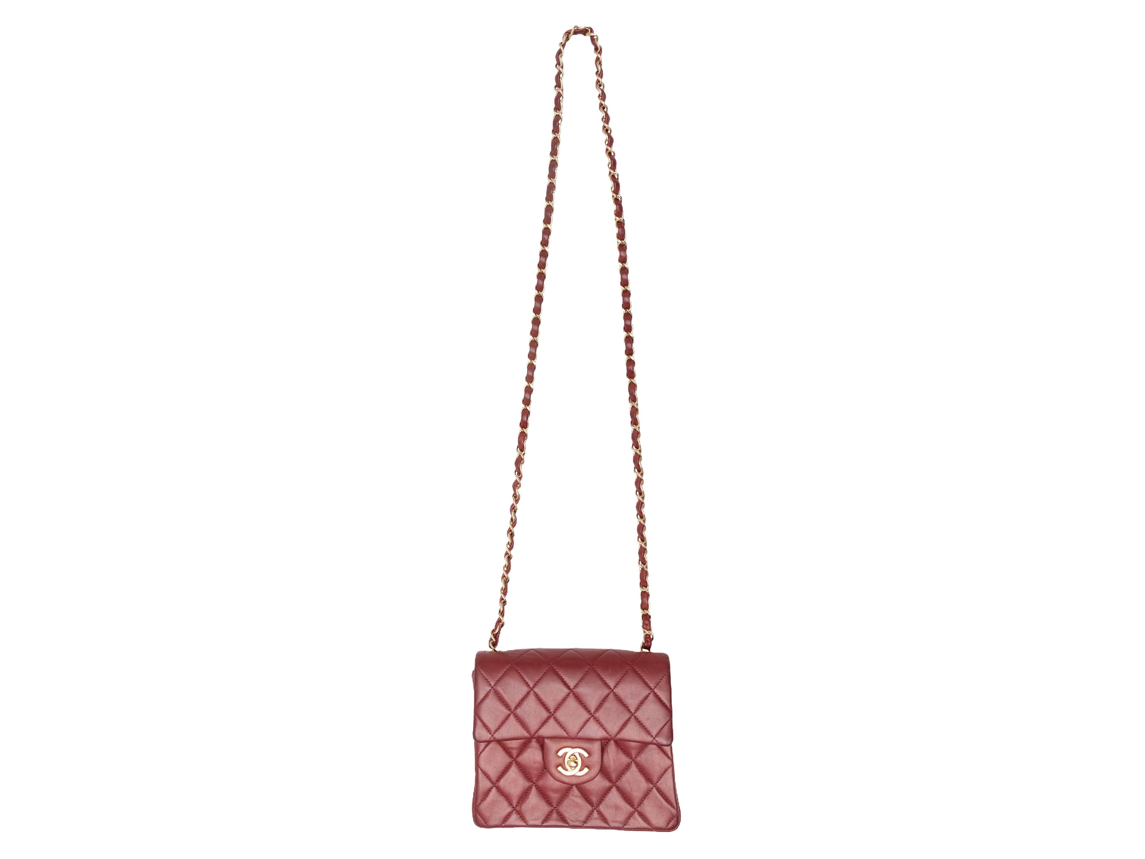 Borsa Chanel Square Mini Flap rossa. La Mini Flap Bag è caratterizzata da un corpo in pelle di agnello trapuntata, finiture dorate, una tasca esterna sul retro, una tracolla in catena e pelle e una chiusura frontale a scatto. L. 6,5