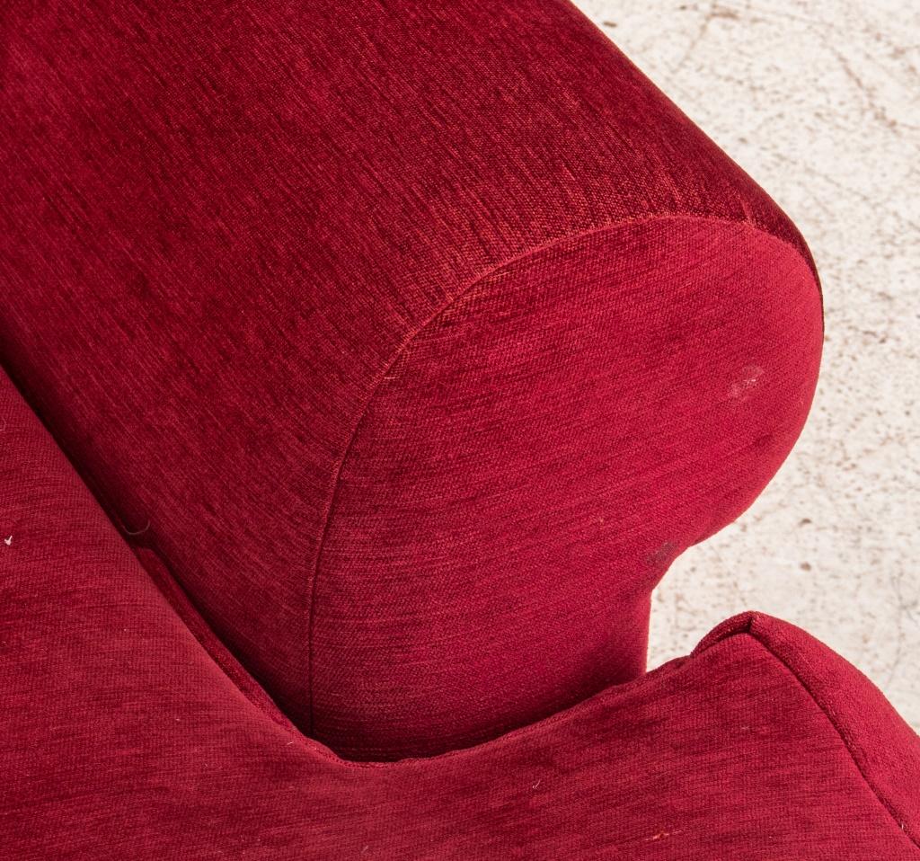 Fauteuil de salon tapissé en chenille rouge Bon état - En vente à New York, NY