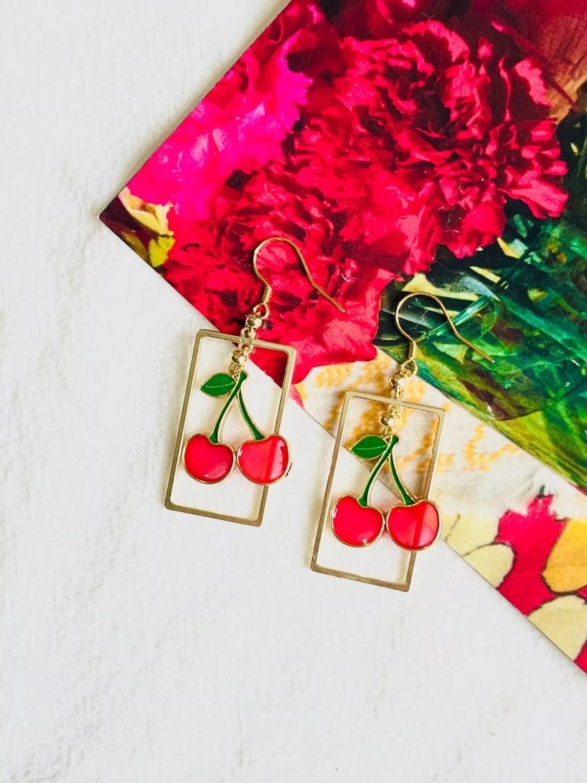 Art Déco Orecchini a cerchio con telaio a rettangolo Red Cherry Rustic Retro Gold Drop in vendita