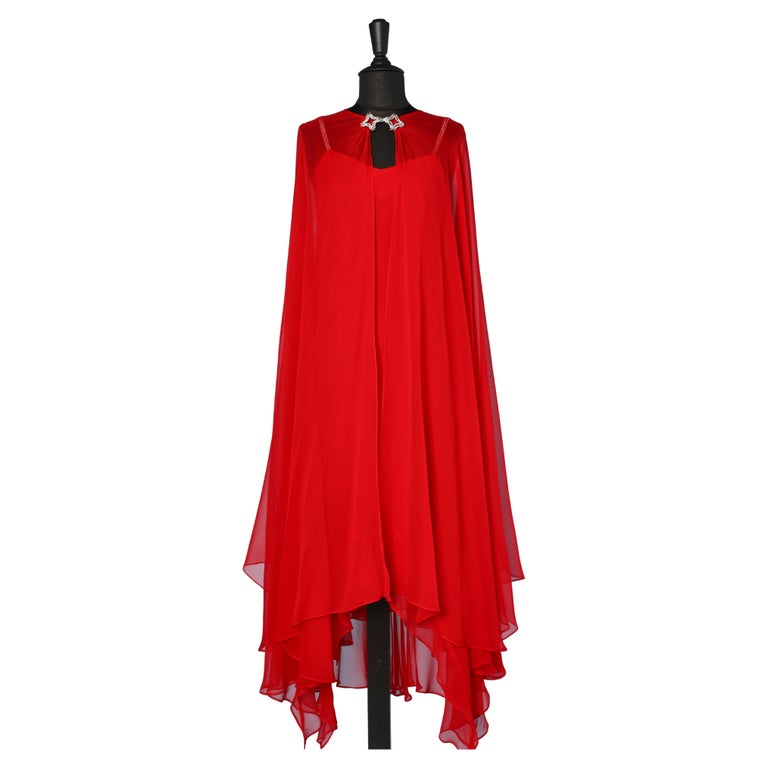 Robe de soirée et cape en mousseline rouge, bretelles et boucle en strass,  années 1960 En vente sur 1stDibs