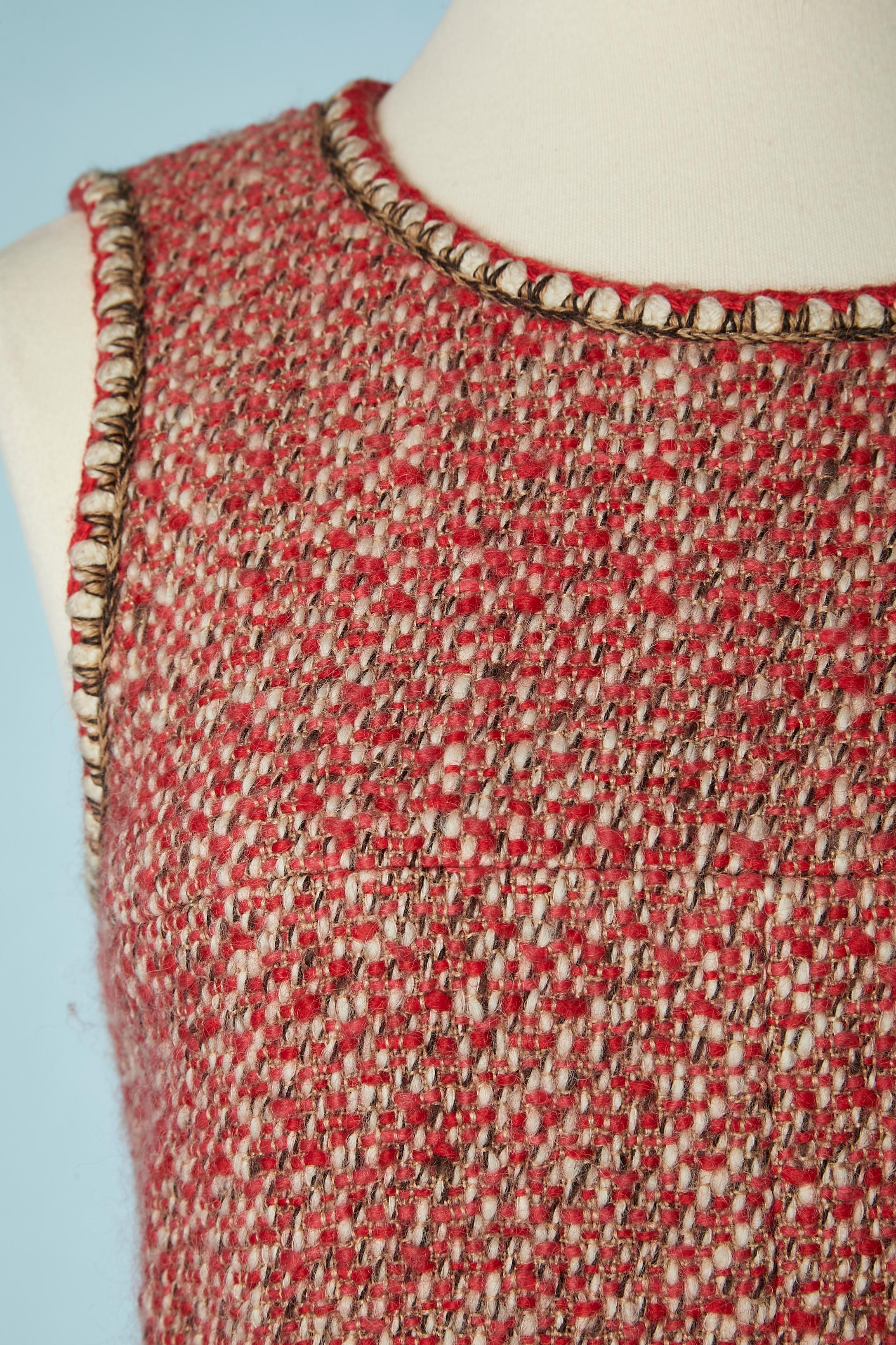 Vestido sin mangas de tweed chiné rojo. Cremallera en el centro de la espalda con corchetes. Composición del tejido: 95% lana, 5% seda. Forro de marca: 100% seda. 
TALLA: 38 (Fr) 8 (Us) 