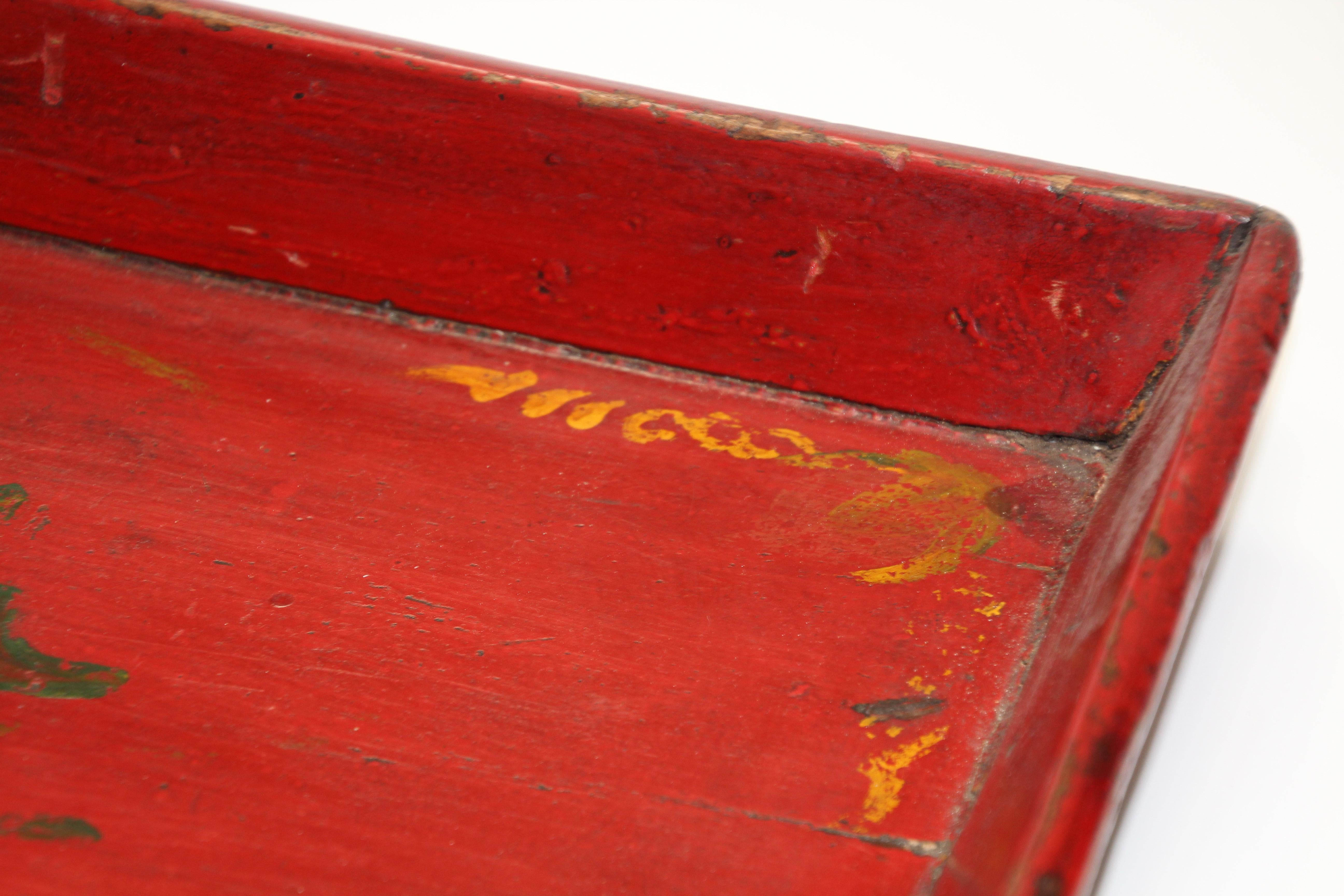 Rotes, rotes, chinesisches, antikes, handbemaltes Serviertablett aus Holz (Chinoiserie) im Angebot