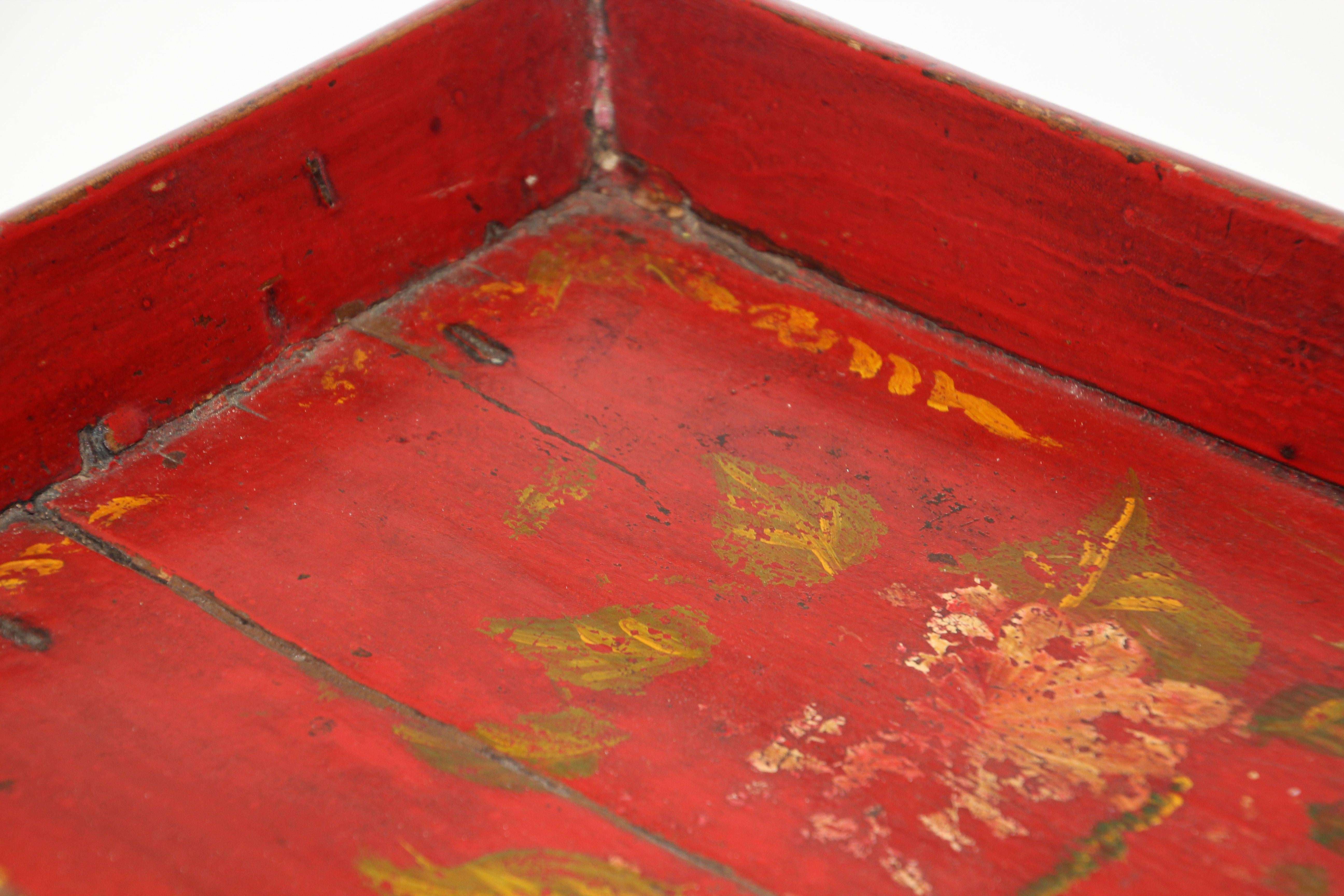 Rotes, rotes, chinesisches, antikes, handbemaltes Serviertablett aus Holz (Chinesisch) im Angebot