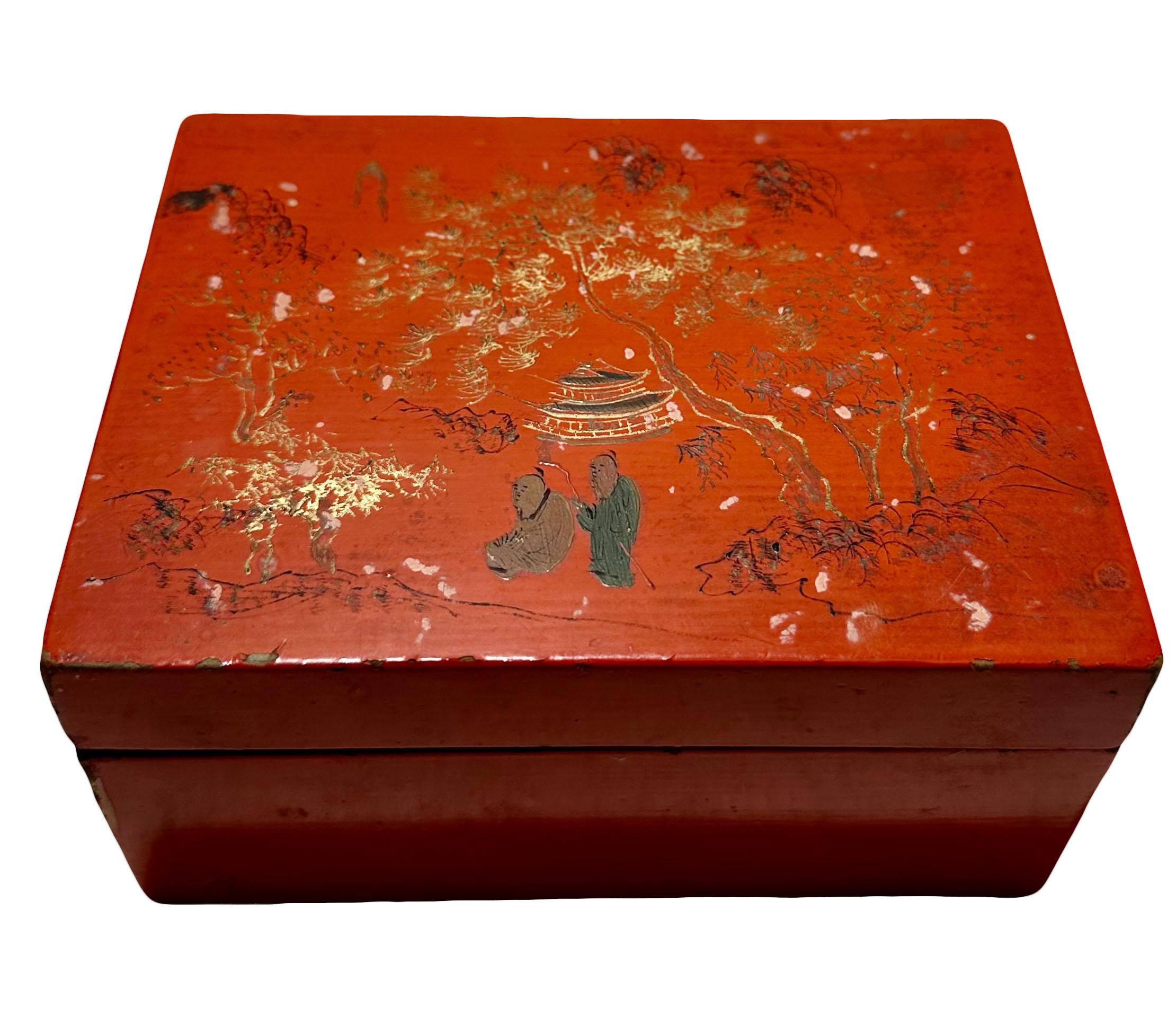 Bonita caja china de laca roja decorada en oro y negro con una escena de jardín. La caja tiene el interior negro. Hacia mediados de 1800.