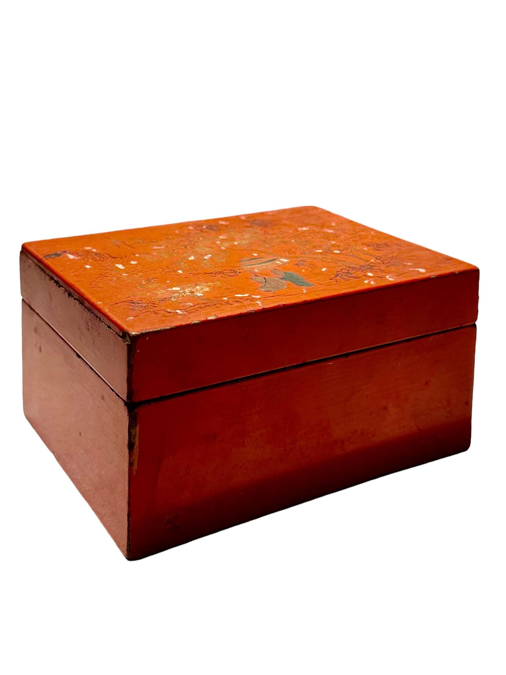 Caja de laca roja con escena de jardín chino Madera en venta
