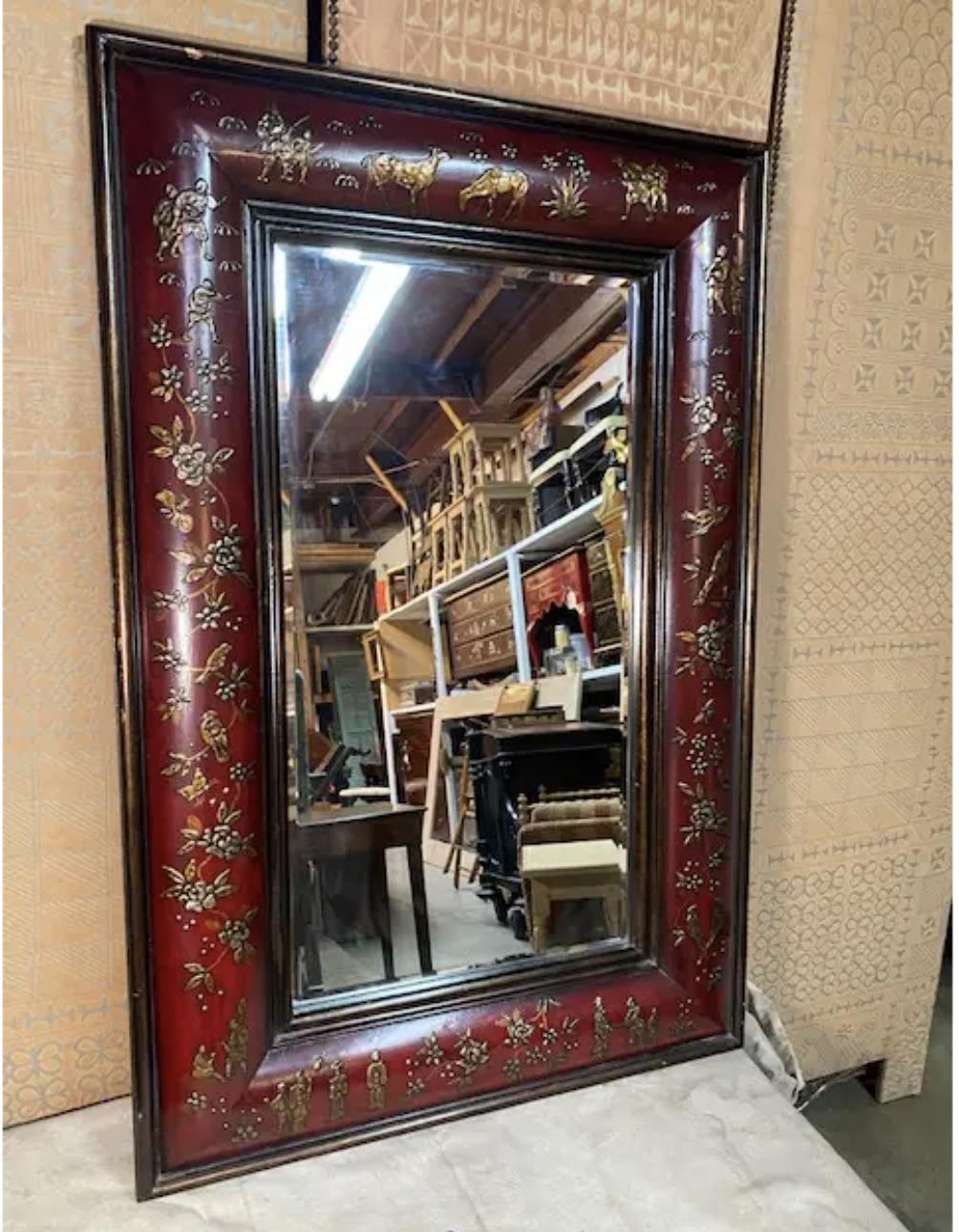 Cornice e specchio convessi molto pesanti 32 x 48, figure dorate e nere di un giardino tradizionale e sereno con pagode, palme e bambù, con un tocco di rosso scarlatto. I lacci a fiocco sulla struttura la mantengono solida.