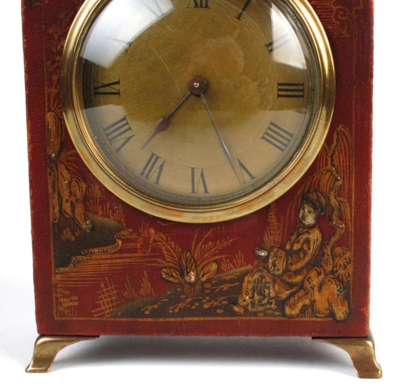 Rote Chinoiserie-Uhr, dekoriert, Mitte des 20. Jahrhunderts im Zustand „Gut“ im Angebot in valatie, NY