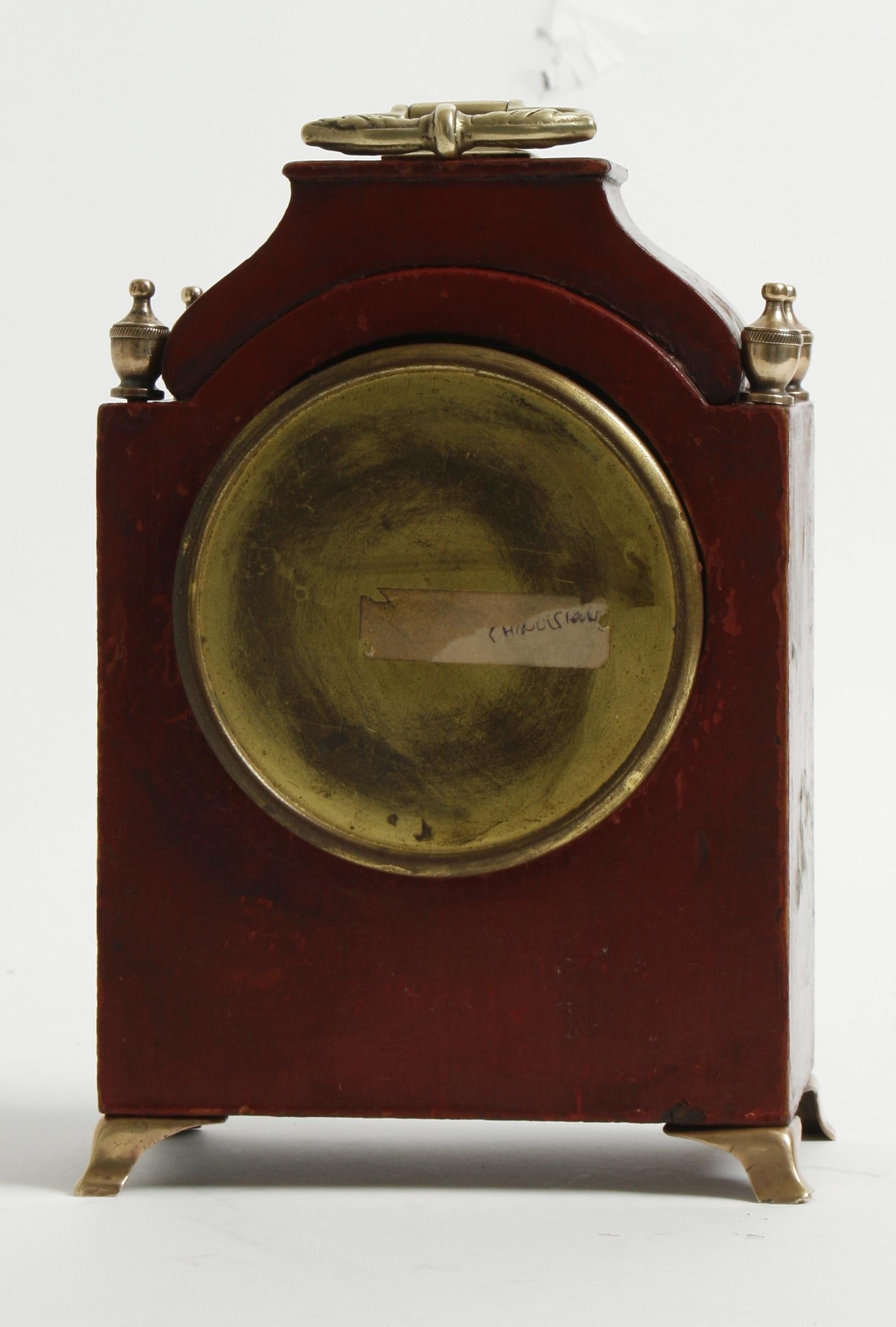 Rote Chinoiserie-Uhr, dekoriert, Mitte des 20. Jahrhunderts (Holz) im Angebot