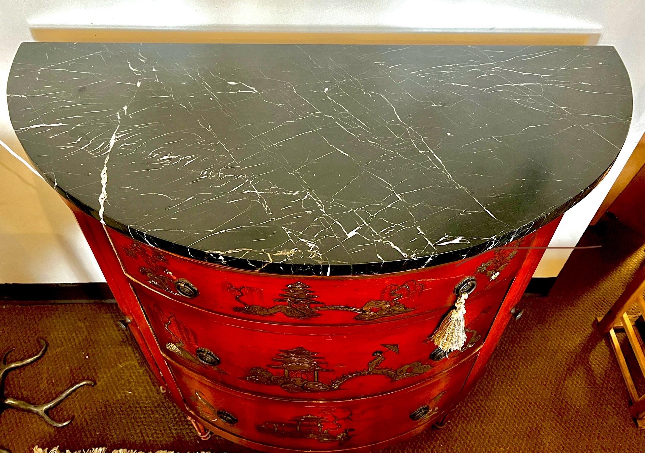 Elegant meuble de bar polyvalent en chinoiserie rouge avec dessus en marbre amovible.  Idéal pour le stockage grâce aux possibilités offertes par l'avant et les côtés incurvés.
