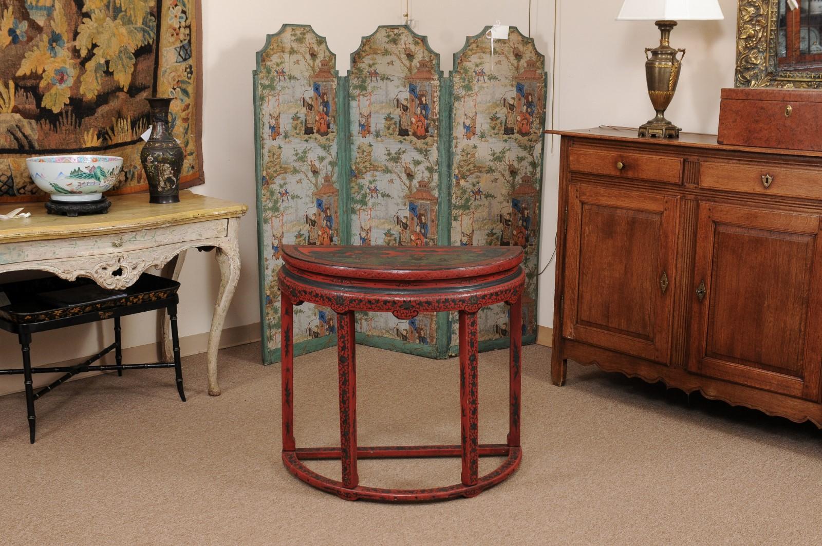 Chinois Table console Demilune en chinoiserie rouge, Chine du XIXe siècle en vente