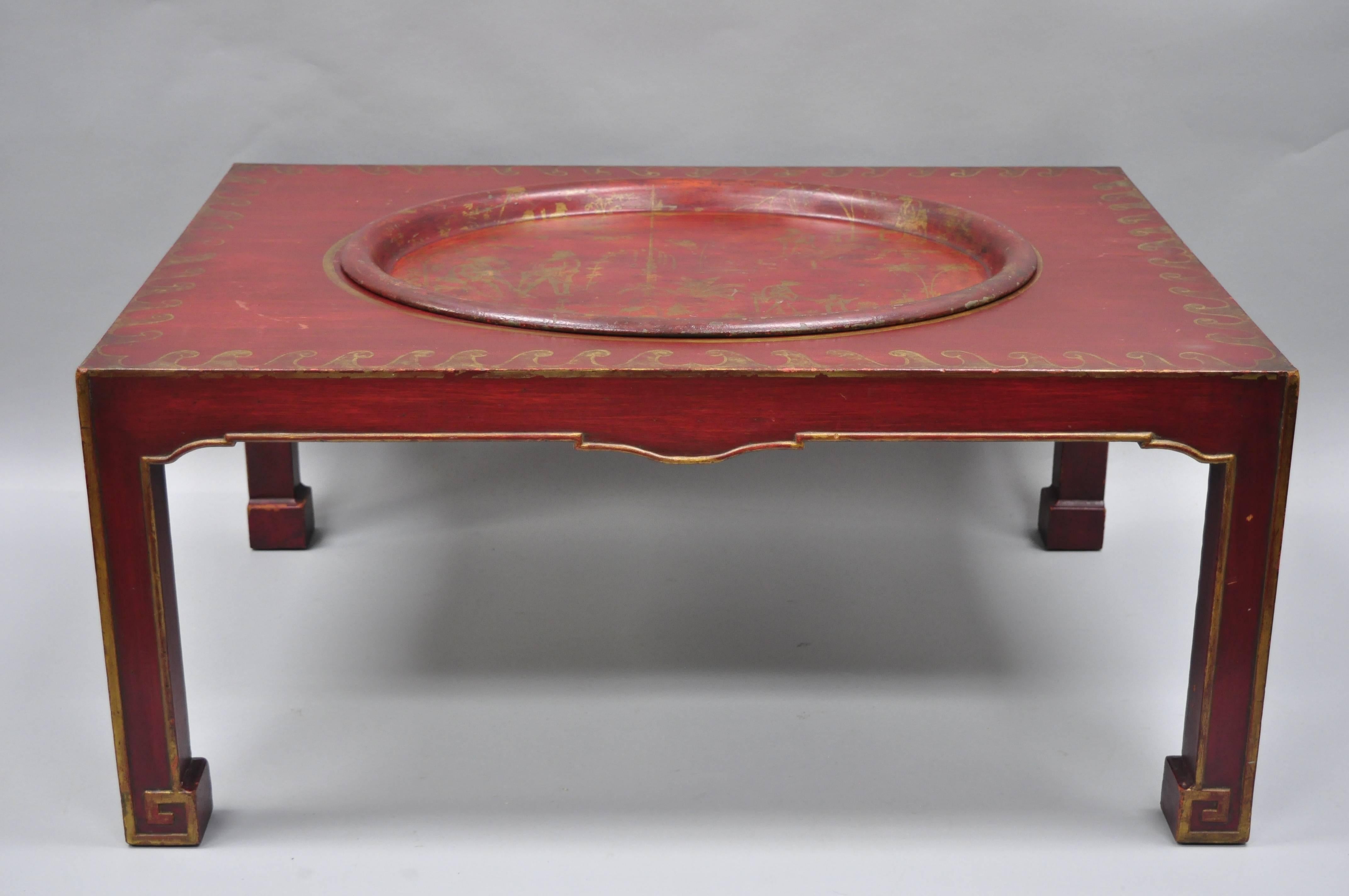 20ième siècle Table basse orientale chinoiseries rouge avec plateau de service amovible en métal tôle en vente
