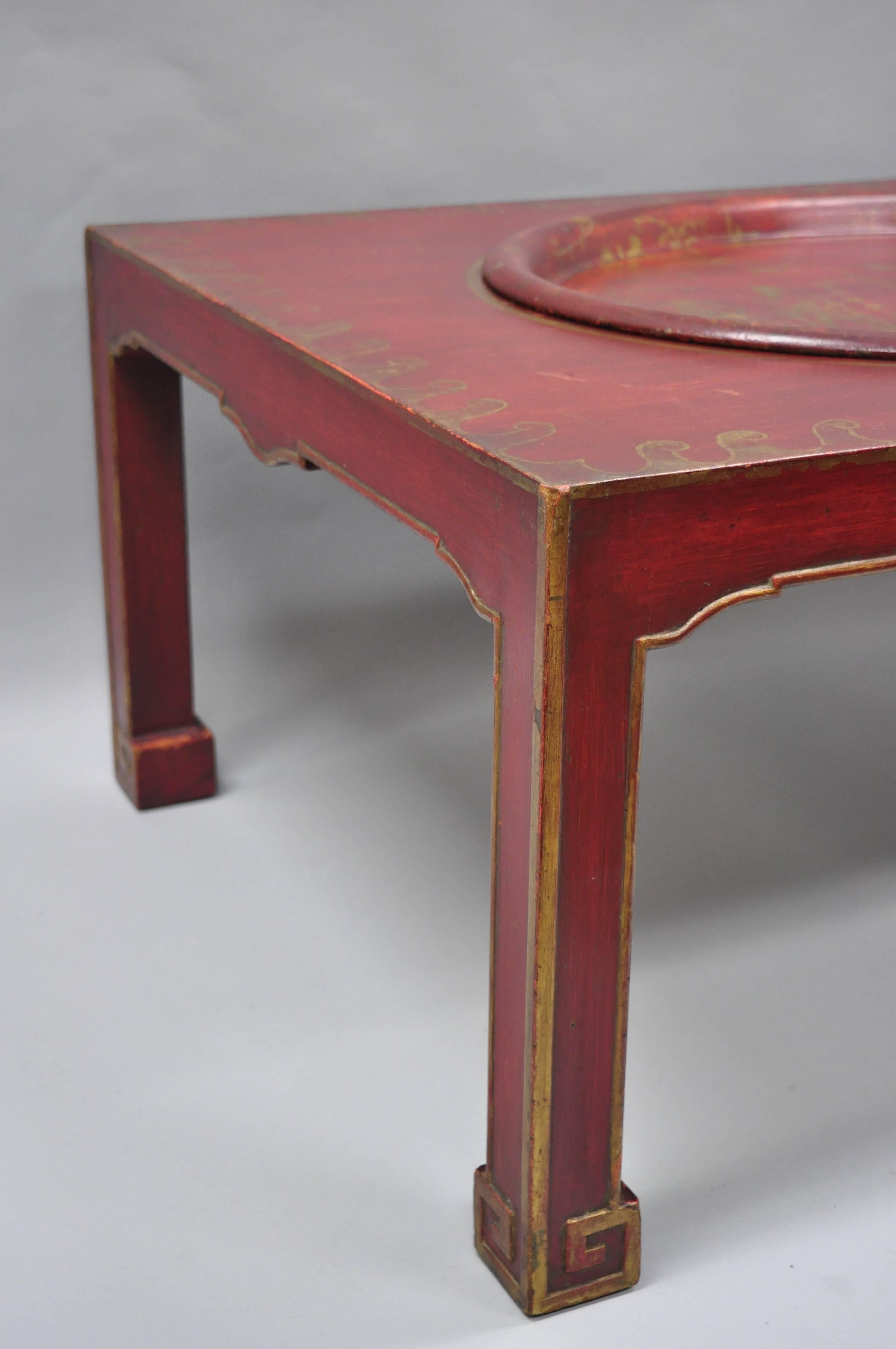 Table basse orientale chinoiseries rouge avec plateau de service amovible en métal tôle en vente 3