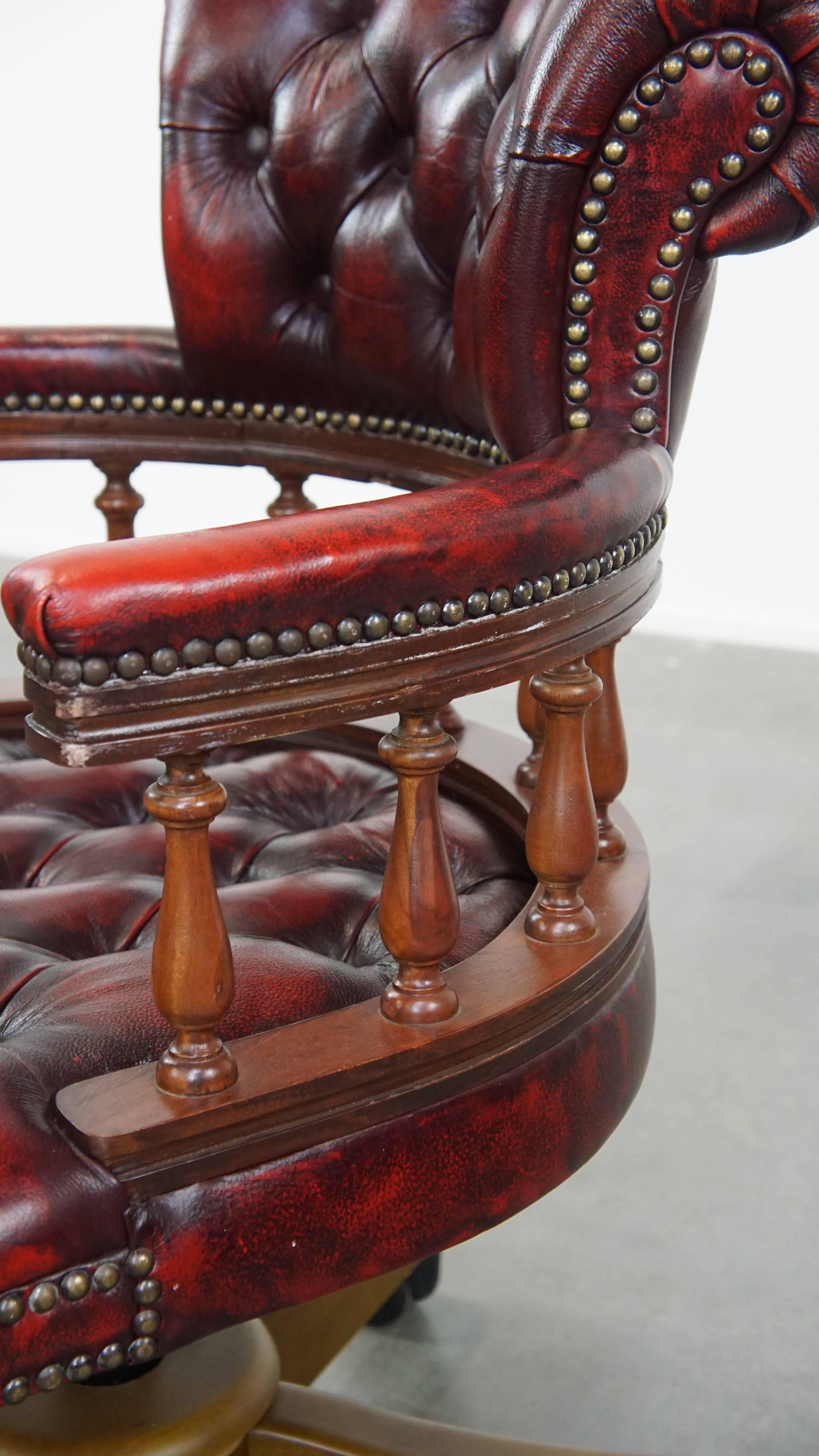 Chaise de bureau Chesterfield rouge, classique et pivotante, en cuir de vache, sur roulettes en vente 4