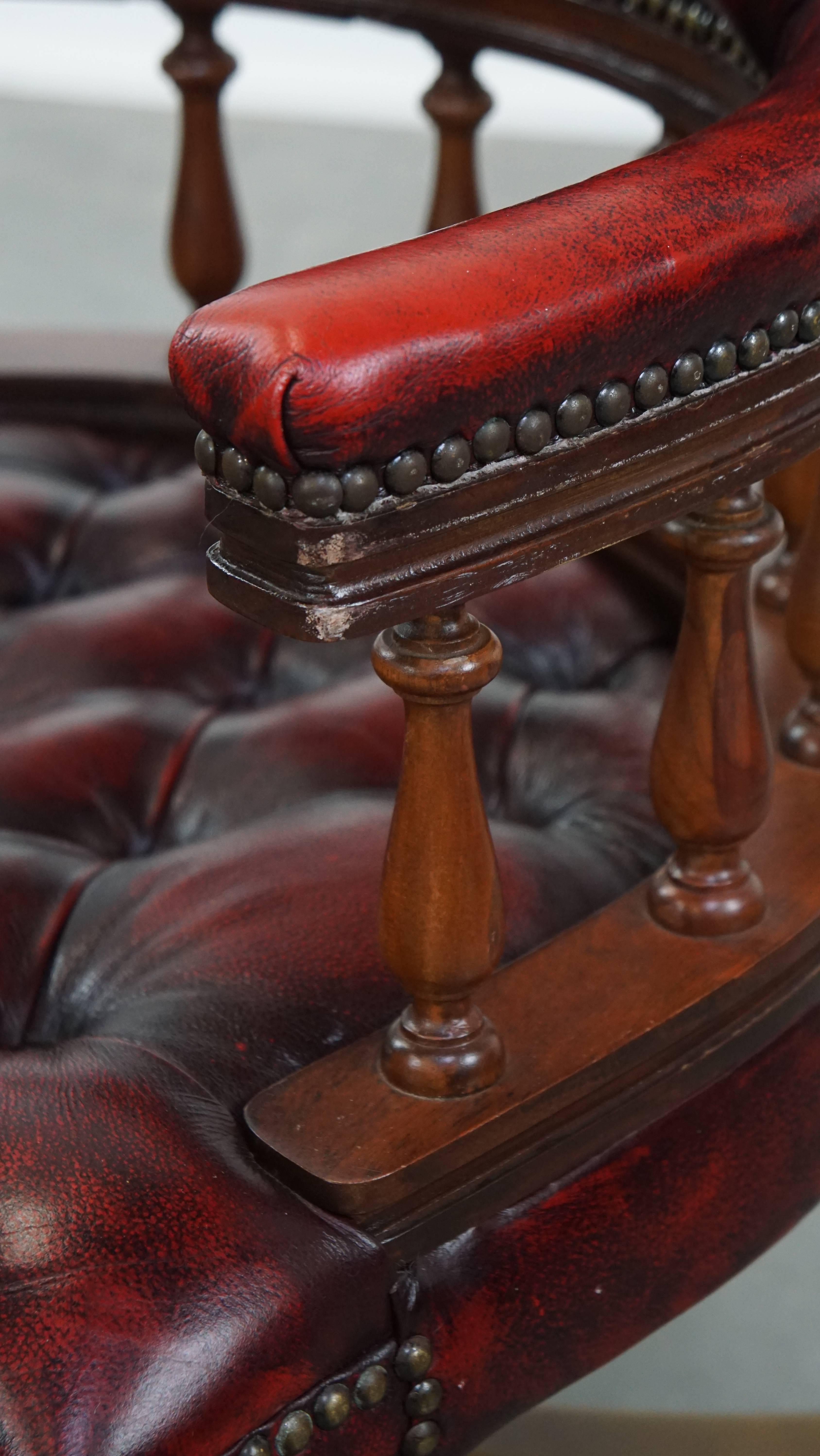 Chaise de bureau Chesterfield rouge, classique et pivotante, en cuir de vache, sur roulettes en vente 5
