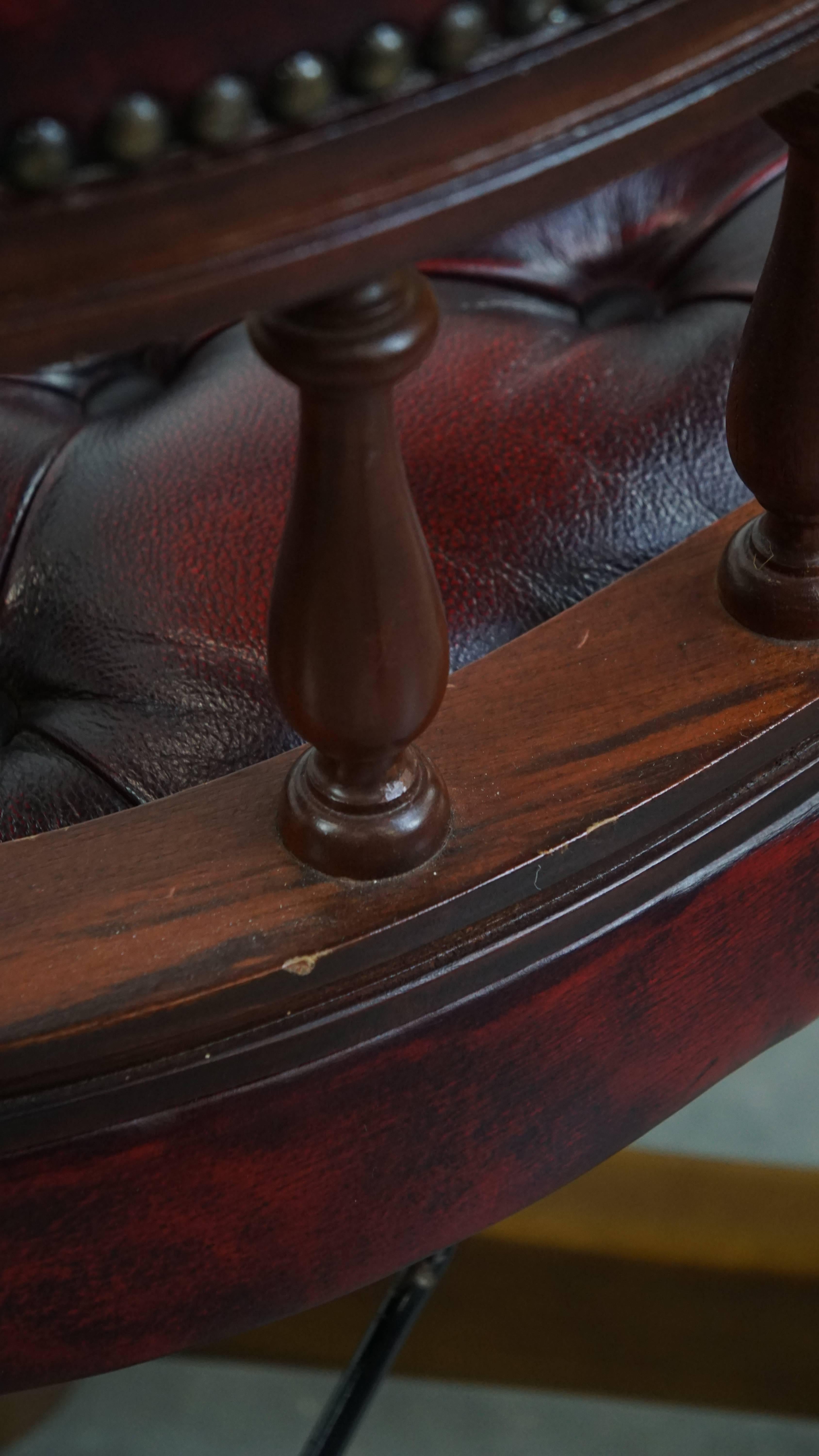 Chaise de bureau Chesterfield rouge, classique et pivotante, en cuir de vache, sur roulettes en vente 6