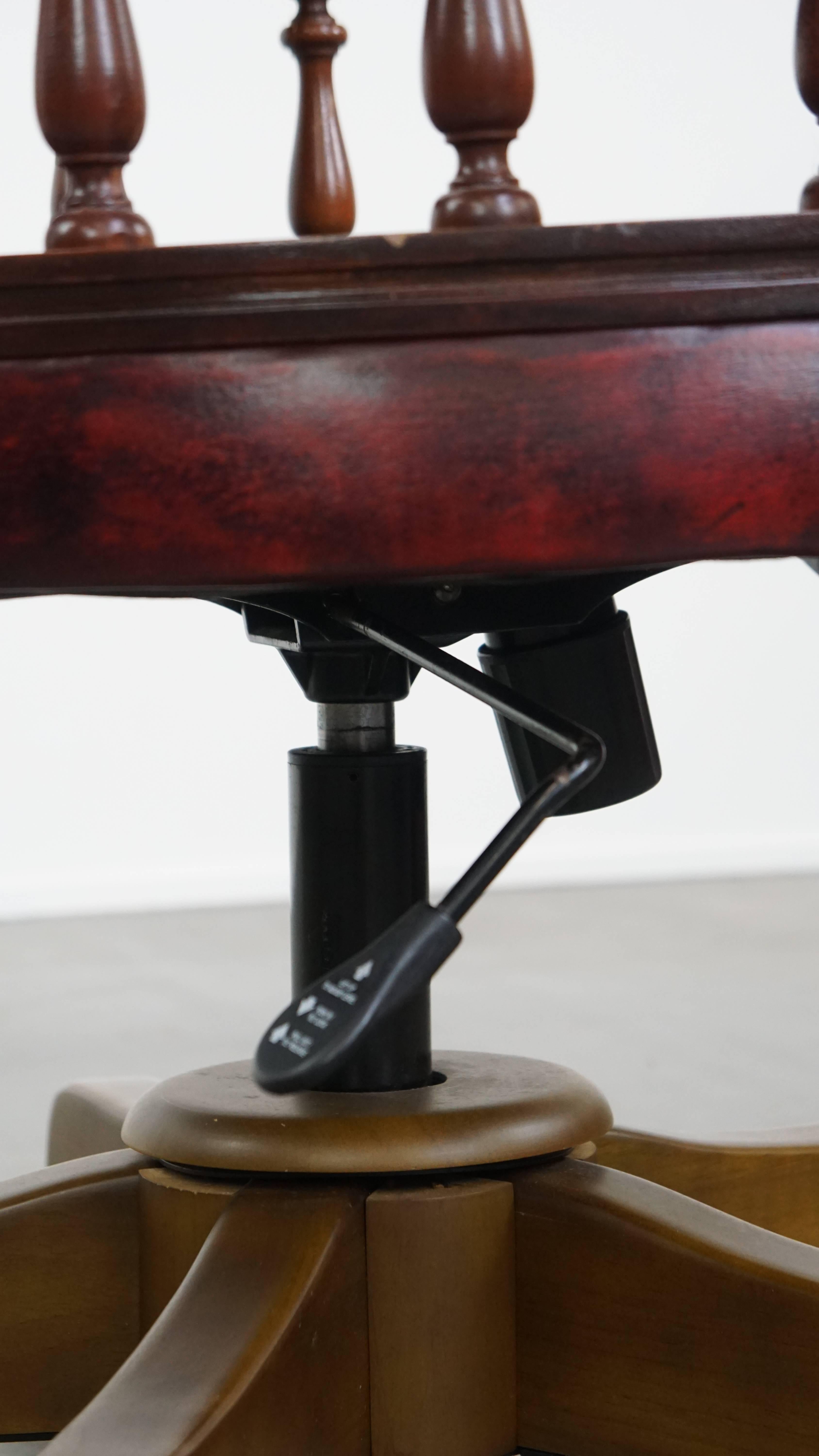 Chaise de bureau Chesterfield rouge, classique et pivotante, en cuir de vache, sur roulettes en vente 7