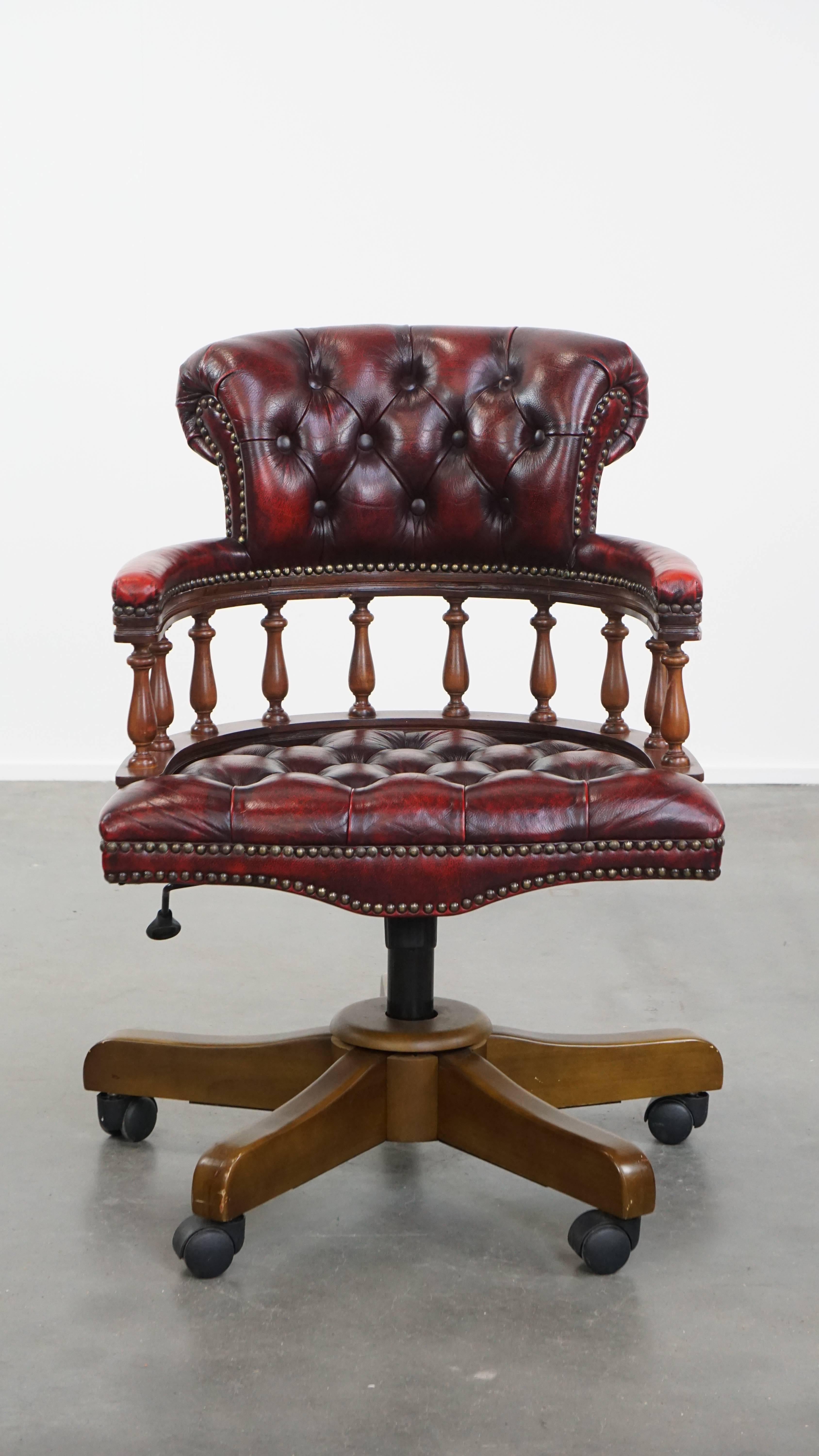 Up&Up est un fauteuil de bureau Chesterfield classique, rouge, pivotant, en cuir de vache, sur roulettes, à l'allure intemporelle.

Can vous imaginez vous asseoir et travailler sur cette chaise de bureau intemporelle et luxueuse ? Cette chaise de