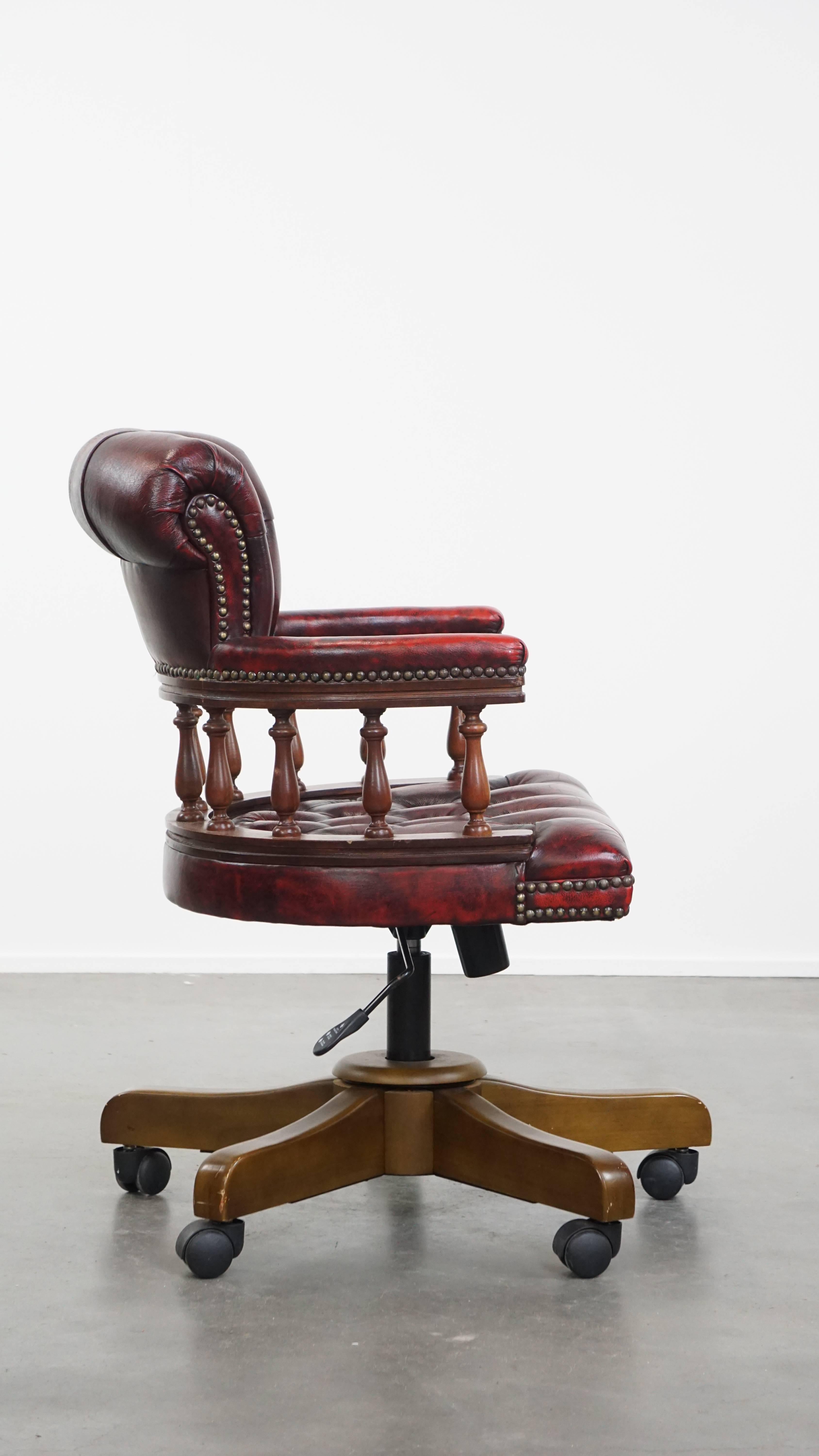 Fait main Chaise de bureau Chesterfield rouge, classique et pivotante, en cuir de vache, sur roulettes en vente