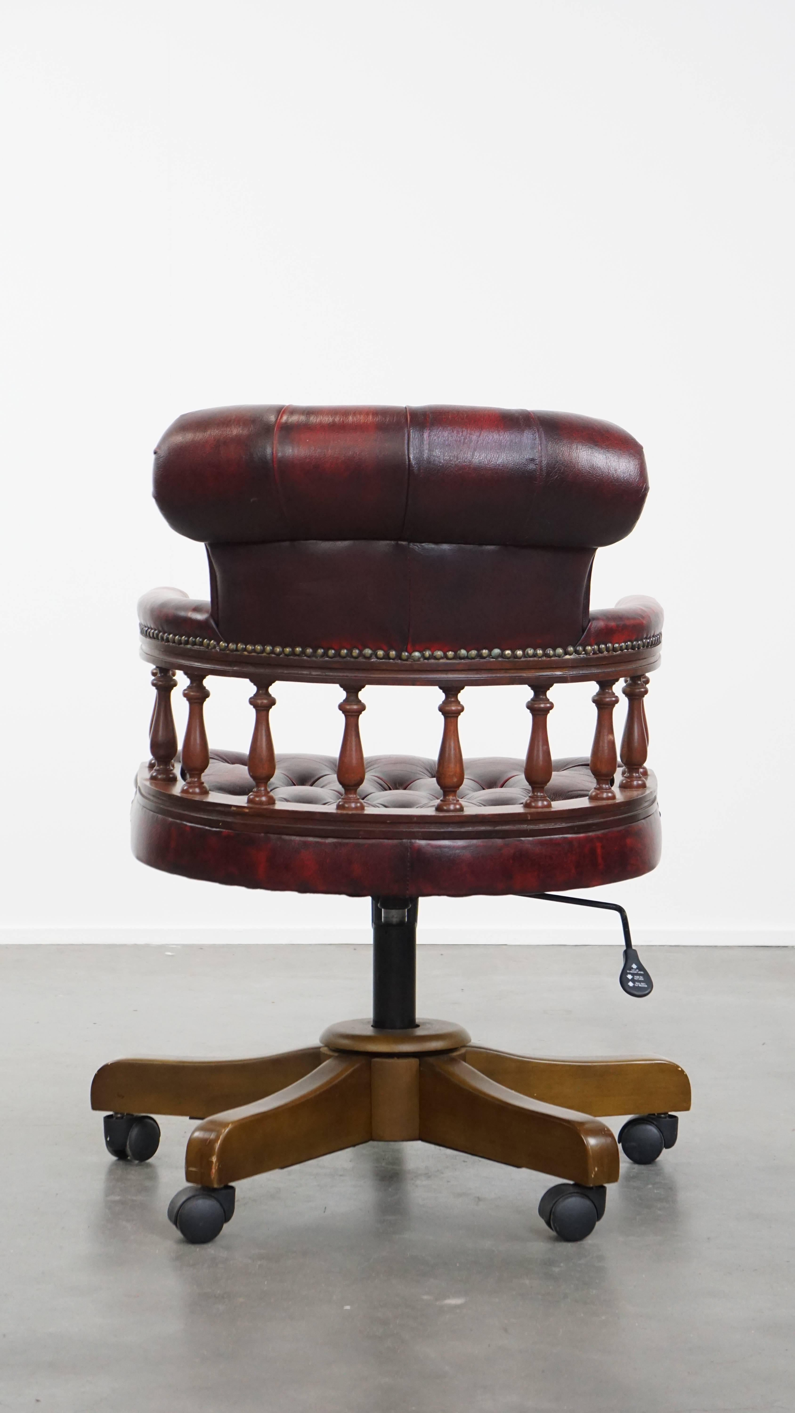 Chaise de bureau Chesterfield rouge, classique et pivotante, en cuir de vache, sur roulettes État moyen - En vente à Harderwijk, NL