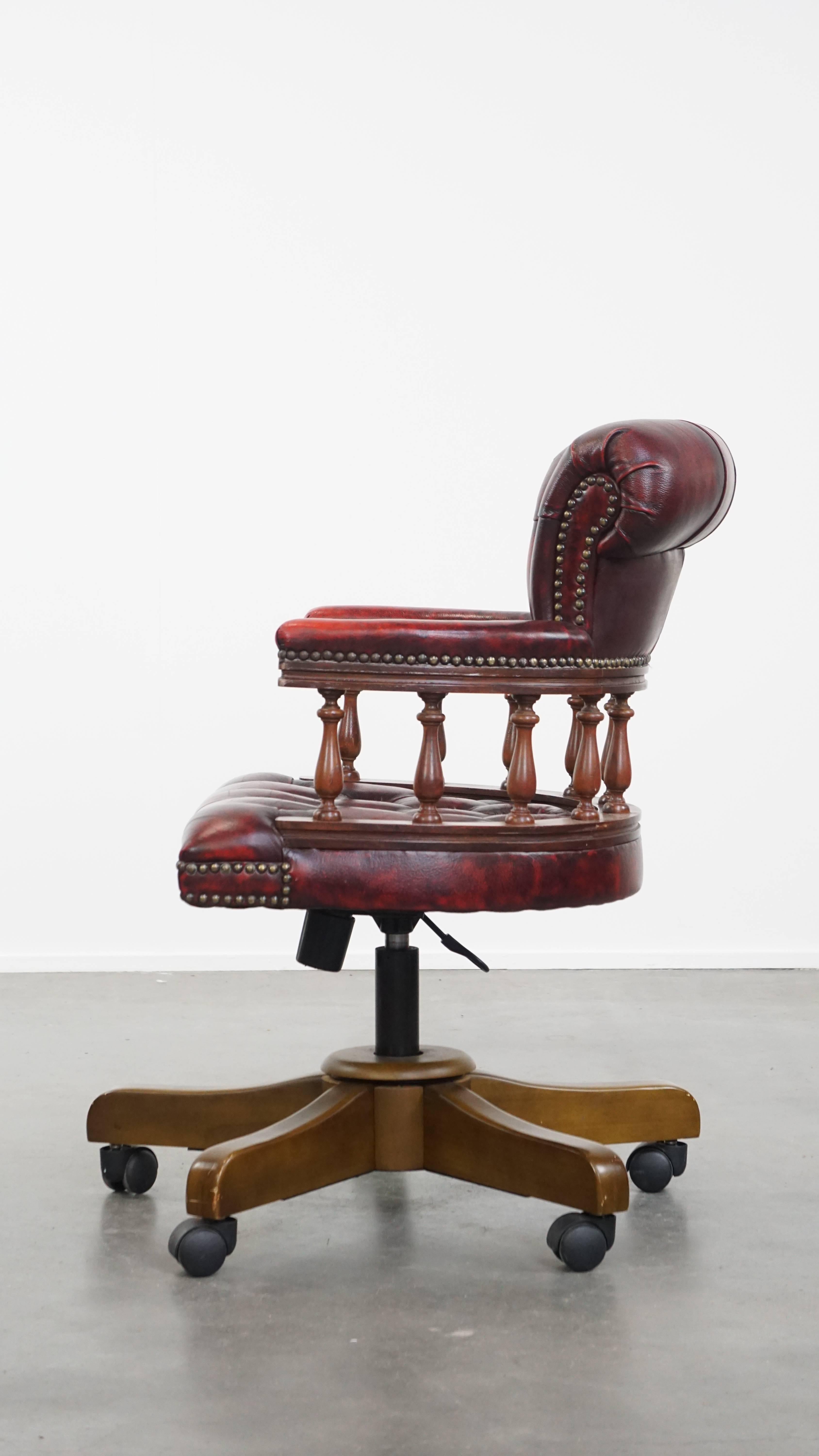 20ième siècle Chaise de bureau Chesterfield rouge, classique et pivotante, en cuir de vache, sur roulettes en vente