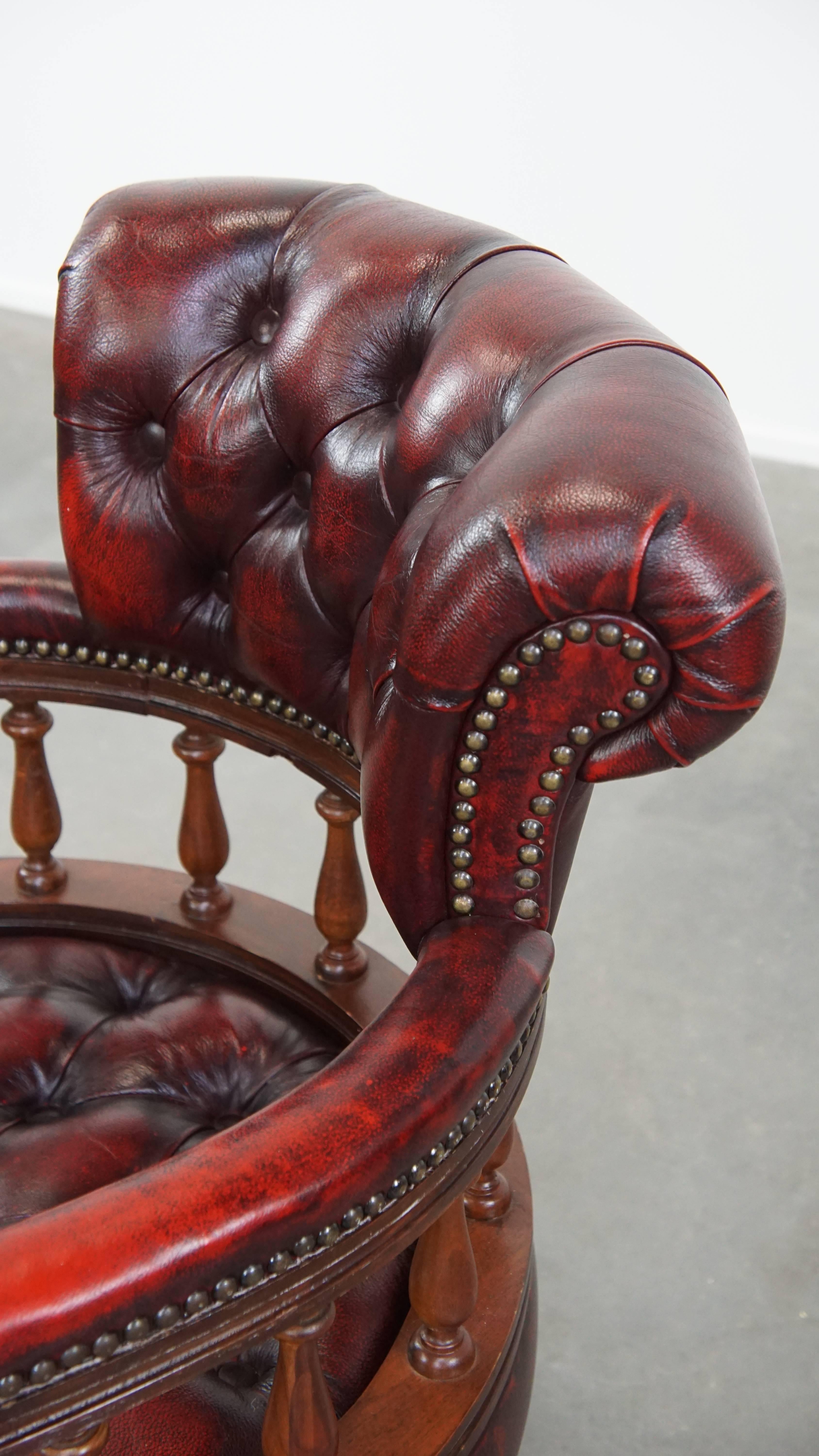 Chaise de bureau Chesterfield rouge, classique et pivotante, en cuir de vache, sur roulettes en vente 3