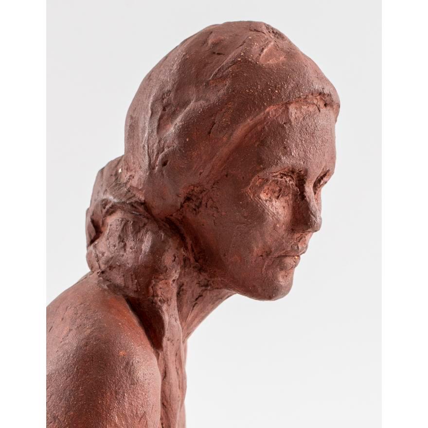 20ième siècle Sculpture en argile rouge d'un nu assis