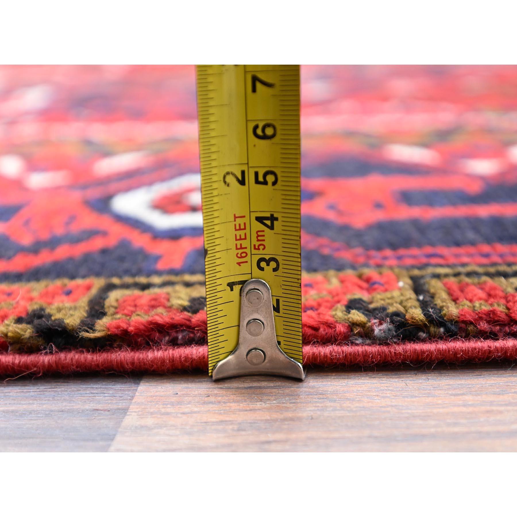 Handgeknüpfter Vintage Persischer Heriz-Teppich im Distressed-Look aus reiner, glänzender Wolle in Rot im Angebot 7